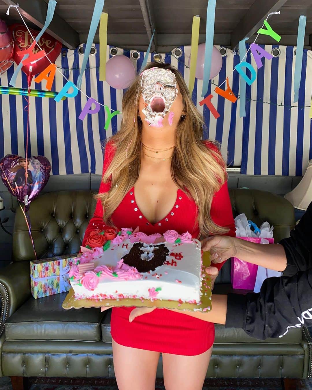 Hannah Stockingさんのインスタグラム写真 - (Hannah StockingInstagram)「Honestly happy birthday to myself, lmfao. I made it another year. Everyone wish me a happy birthday 😂😂😂 ( mua: @lou_flores )」2月5日 5時15分 - hannahstocking