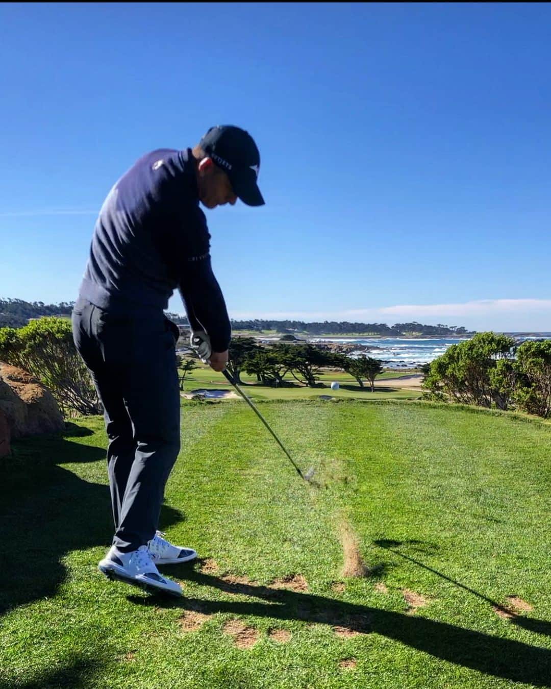 ルーク・ドナルドのインスタグラム：「Never gets old - the views that is, not me!! Spectacular day out at Monterey Peninsular CC @attproam #11thhole #pacificocean #views」