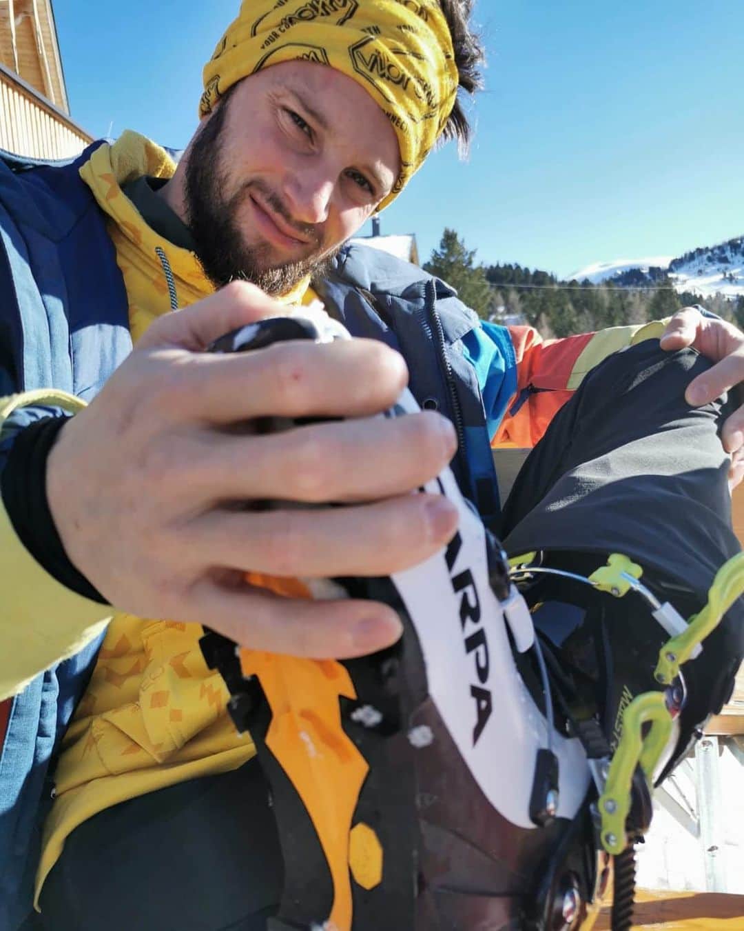 のインスタグラム：「Yes, I do climb, but very little lately. Due to my ulna fracture I was kind of forced to find new hobbies. Hiking and tour skiing was one of them and I must say it's quite awesome 🤯. Now slowly getting back with trying some technical slabs and doing some dead hangs on both hands 💪🏻😁👌🏻. @ocun.climbing @scarpaspa @vibram @snowmonkeyflask」