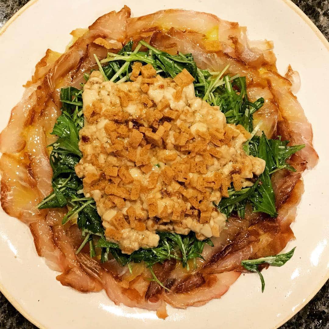 辻仁成さんのインスタグラム写真 - (辻仁成Instagram)「鯛のカルパッチョ作りました。水菜のサラダの上に胡麻豆腐のソースかけて。味を想像できないでしょ？ 笑。鯛は塩昆布で漬けてます。とっても美味しかった。」2月5日 5時40分 - tsujihitonari