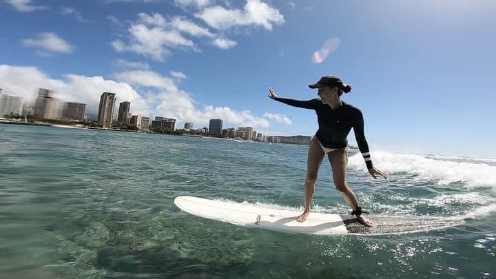 のインスタグラム：「I really appreciate to @surfergirlacademy and Mother Nature🌺 Super sunny and good waves🌊✨ * * * キラキラ光るハワイの美しい海でのサーフィンは 人生を豊かにしてくれる あー最高だー🧡  #nature#naturephotography#naturelover#loveocean#motherearth#surf#hawaii#sunshinecity#ハワイ#波乗り#ロングボード#朝活#へたっぴ#サーファー#伊藤歩」