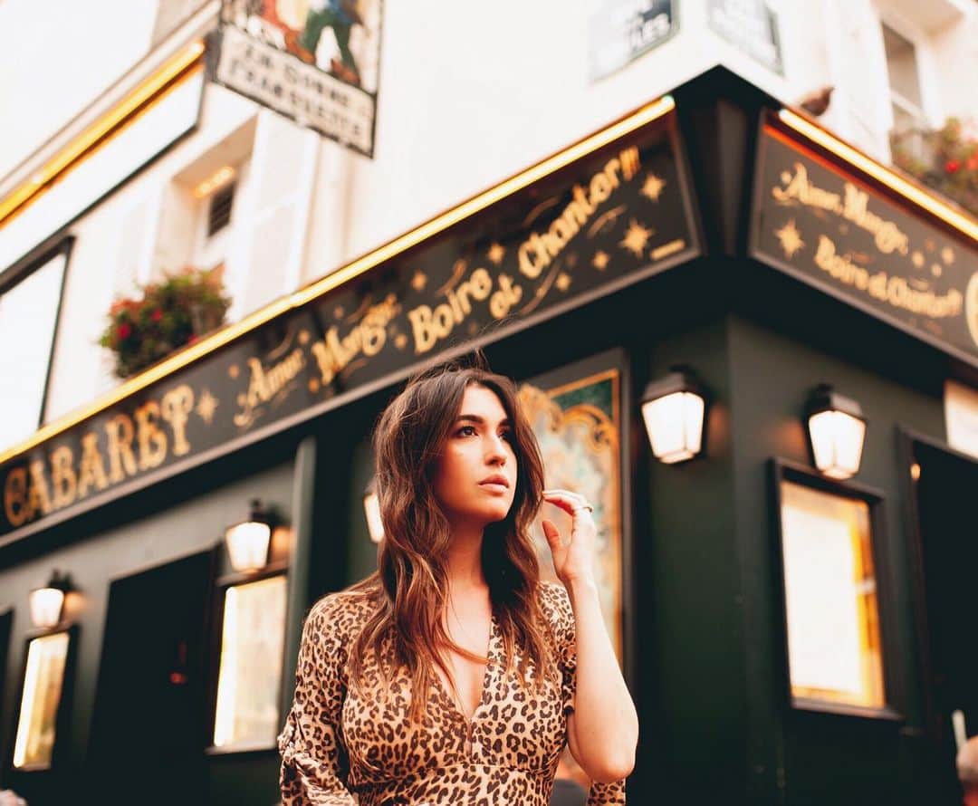 ケイト・ボイージェルのインスタグラム：「thank you guys SO much for the love on the “French” lyric video! in case you missed it, head to the link in my bio to watch the full vid!  ALSO - in related French news I’m super excited to announce that I’ll be attending the OTH convention this May in Paris! Hâte de vous revoir Paris! 🇫🇷🎶 https://youtu.be/9Xsca5Z0Tj8 📸 by @19rivoli」