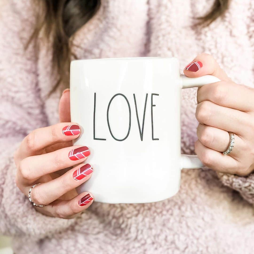 Jamberryのインスタグラム：「// NAIL WRAP // Ten days until Valentine’s Day and these nails are ready for February 14 💕 Check YES or NO if you love this pretty in pink design || Featured: #arrowascentjn . . . #jamberry #jamberrynails #valentinesnails #valentinenails #valentinesdaynails #nailsofinstagram #nailart #nailwraps #jamberrynailwraps」