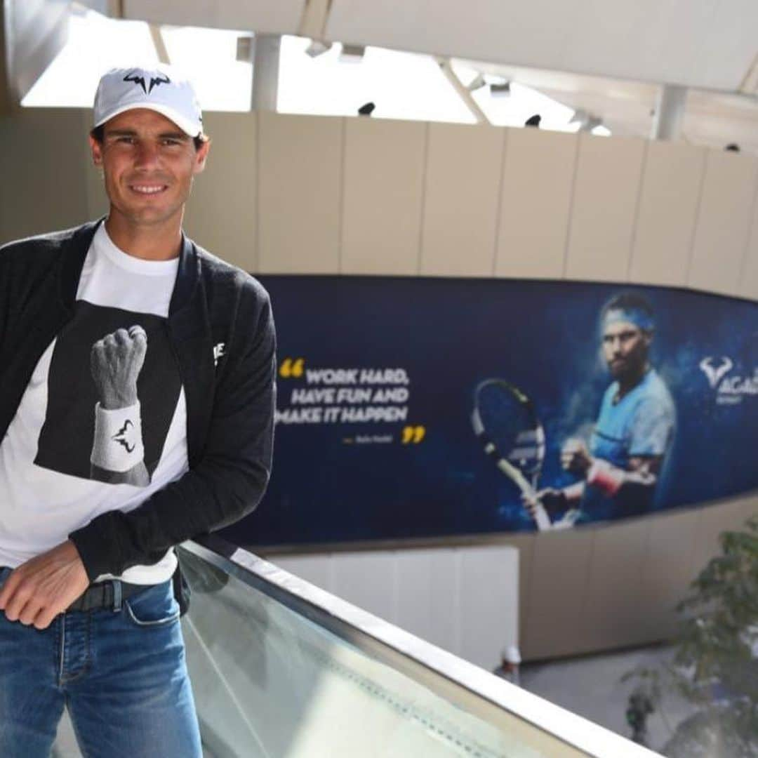 ラファエル・ナダルさんのインスタグラム写真 - (ラファエル・ナダルInstagram)「Very happy to be here in Kuwait for the opening of the @rafanadalacademykuwait with my friend @davidferrer1982  Exhibition match tomorrow. Check it out 😉」2月5日 6時55分 - rafaelnadal