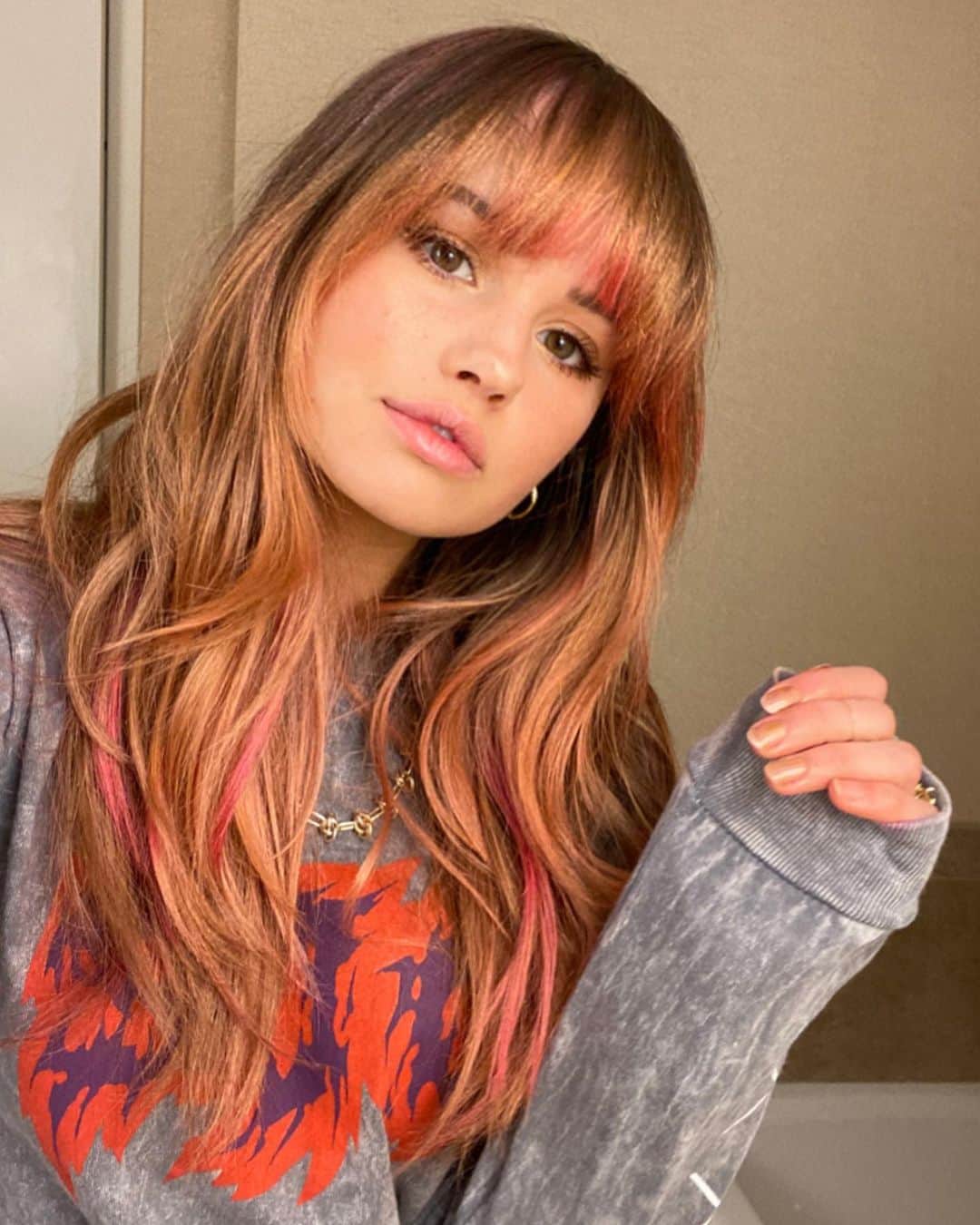 デビー・ライアンのインスタグラム：「rose + gold 👑 when I’m off work, I like to play + spray for a day (or all weekend). I did @lorealhair #Colorista gold > into rose gold > into pink for this one but honestly it’s different every time. that’s kind of the fun of it ✨ #lorealparispartner」