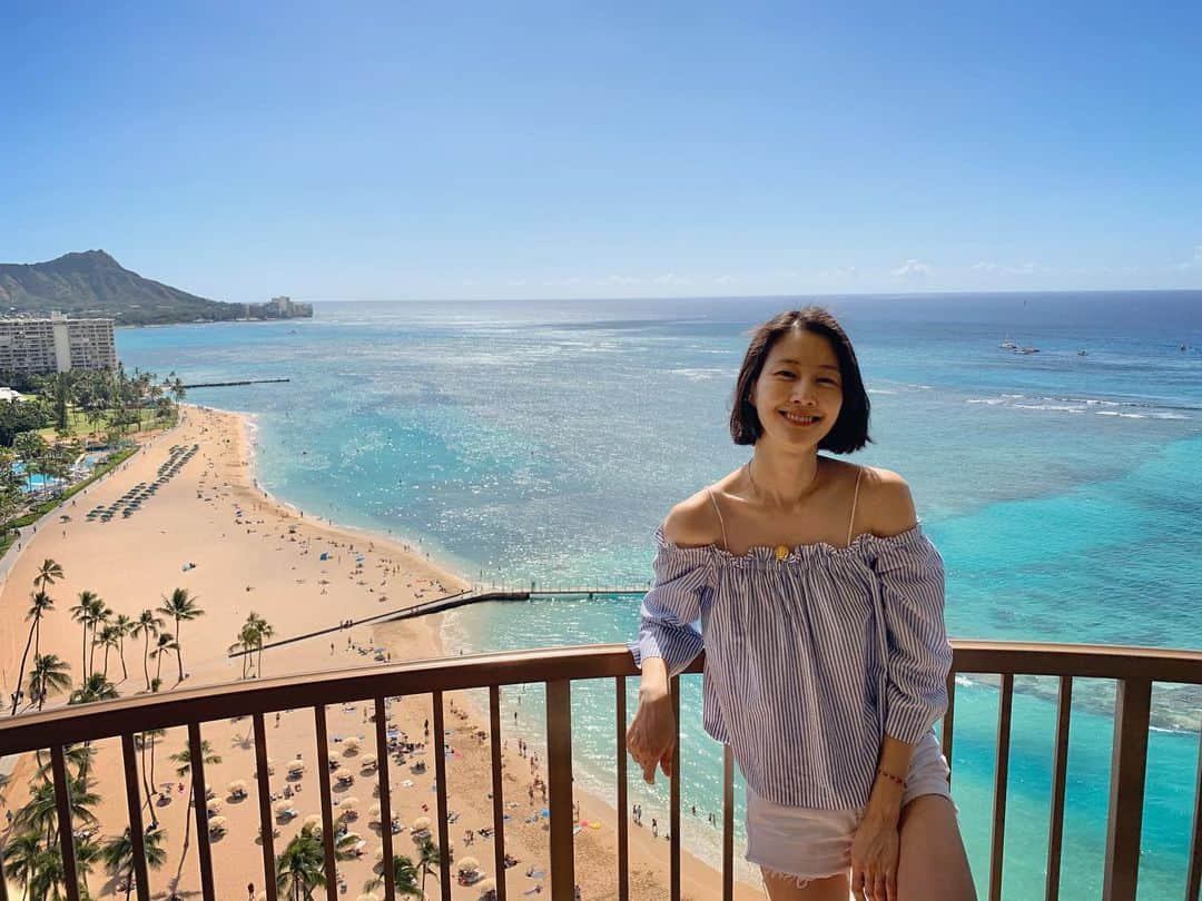 イ・ヒョニさんのインスタグラム写真 - (イ・ヒョニInstagram)「🌴 Aloha!! 도착 이틀만에 겨우 건진 독사진😆 극도로 힘들지만 극도로 좋다👨‍👩‍👦‍👦💕 잘해보자 파인애플들🍍🍍🍍 #hawaii #oahu #waikiki」2月5日 7時14分 - lee.hyunyi