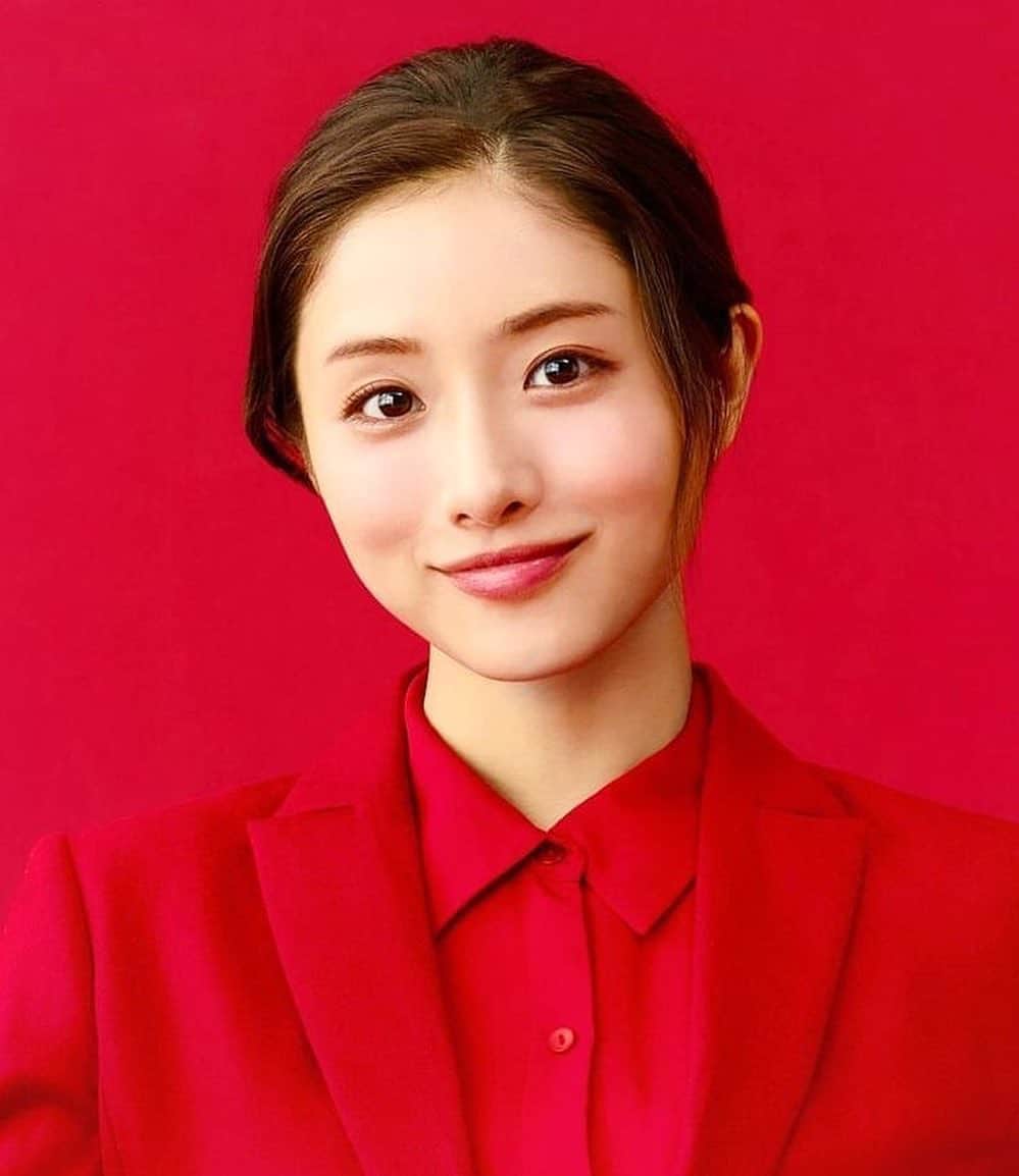 石原さとみ　ファンアカウントさんのインスタグラム写真 - (石原さとみ　ファンアカウントInstagram)「赤の服装集 #石原さとみ #赤 #忍びの国 #すっぴん旅」2月5日 7時31分 - ishihara_satomi719