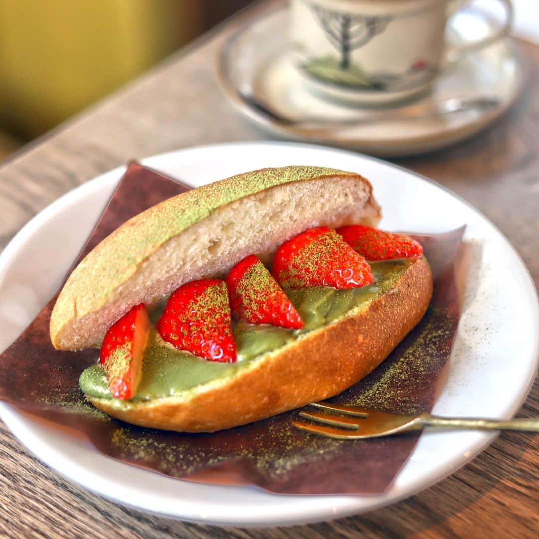 きょん。さんのインスタグラム写真 - (きょん。Instagram)「. .  トースター @toaster488  人知らず 提供が始まっていた イチゴッペ、 今冬のパートナーは 緑茶のミルクジャム🍵  #トースター #sweets#breakfast#緑茶」2月5日 7時31分 - kyon_tokiiro