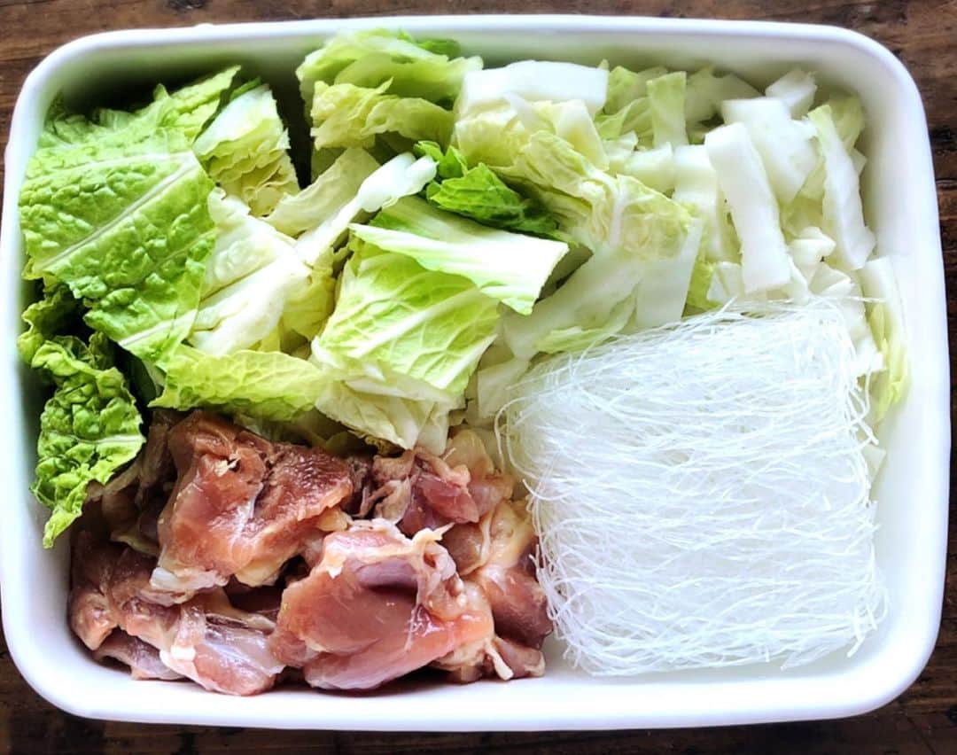Mizuki【料理ブロガー・簡単レシピ】さんのインスタグラム写真 - (Mizuki【料理ブロガー・簡単レシピ】Instagram)「・﻿ 【レシピ】ーーーーーーー﻿ 戻さないから超簡単！﻿ ♡鶏肉と白菜の春雨煮♡﻿ ーーーーーーーーーーーー﻿ ﻿ ﻿ おはようございます(*^^*)﻿ ﻿ 今日ご紹介させていただくのは﻿ 甘辛味の春雨煮♡﻿ 鶏肉、白菜入りで食べ応えがあり﻿ ごはんにもお酒にも合いますよ♩﻿ ﻿ しかも、春雨は戻さないから超簡単！﻿ 旨味満点のスープを﻿ たっぷり吸わせて仕上げます♡﻿ フライパンひとつでできるので﻿ よかったらお試し下さいね〜(*^^*)﻿ ﻿ ﻿ ーーーーーーーーーーーーーーーーーー﻿ 【2人分】﻿ 鶏もも肉...小1枚(200g)﻿ 白菜...1/8個(200g)﻿ 春雨...40g﻿ ごま油...小1﻿ ●水...200ml﻿ ●醤油...大1.5﻿ ●砂糖...大1﻿ ●オイスターソース...小1﻿ ●生姜チューブ...2cm﻿ ﻿ 1.鶏肉は3cm大に切る。白菜の芯は1cm幅に切り、葉はザク切りにする。﻿ 2.フライパンにごま油を入れて中火で熱し、鶏肉を両面焼き色がつくまで焼く。﻿ 3.●、白菜、春雨を加え、混ぜながら4〜5分煮る。﻿ ーーーーーーーーーーーーーーーーーー﻿ ﻿ ﻿ 《ポイント》﻿ ♦︎オイスターソースがなければ、醤油を少しだけ増量すればOK♩﻿ ♦︎工程2では両面焼き色がつくまで焼いて下さい☆火を通す必要はありません♩﻿ ﻿ ﻿ ﻿ ﻿ ＿＿＿＿＿＿＿＿＿＿＿＿＿＿＿＿＿﻿ ＿＿＿＿＿＿＿＿＿＿＿＿＿＿＿＿＿﻿ 🎀新刊発売中🎀﻿ 【#ホットケーキミックスのお菓子 】﻿ ﻿ 今回は一冊まるっとホケミスイーツ♩﻿ 普段のおやつから﻿ 特別な日にも使えるレシピを﻿ この一冊に詰め込みました(*^^*)﻿ ホットケーキミックスを使えば﻿ 簡単に本格的なお菓子が作れますよ♡﻿ バレンタインにもご活用下さいませ♩﻿ ﻿ 🔹ハイライトにリンクあります♩🔹﻿ ＿＿＿＿＿＿＿＿＿＿＿＿＿＿＿＿＿﻿ ＿＿＿＿＿＿＿＿＿＿＿＿＿＿＿＿＿﻿ ﻿ ﻿ ﻿ 【お知らせ】﻿ ストーリーズでは一日数回﻿ 別レシピをご紹介しております(*^^*)﻿ ＊コメントは最新の投稿に下さいますよう﻿ お願い致しますm(_ _)m﻿ ﻿ ﻿ ﻿ #ブログ更新しました﻿ ブログはプロフ画面のリンクよりご覧下さい↓﻿ @mizuki_31cafe﻿ 【Mizuki公式ラインブログ】﻿ https://lineblog.me/mizuki_official/﻿ ﻿ ﻿ ﻿ ﻿ #鶏肉#白菜#春雨#甘辛#ごはんがすすむ﻿ #Mizuki#簡単レシピ#時短レシピ#節約レシピ#料理#レシピ#フーディーテーブル#おうちごはん#おうちカフェ#デリスタグラマー#料理好きな人と繋がりたい#料理ブロガー#おうちごはんlover#器#マカロニメイト#ブログ﻿ #foodpic#follow#cooking#recipe#lin_stagrammer#鶏肉と白菜の春雨煮m」2月5日 7時50分 - mizuki_31cafe