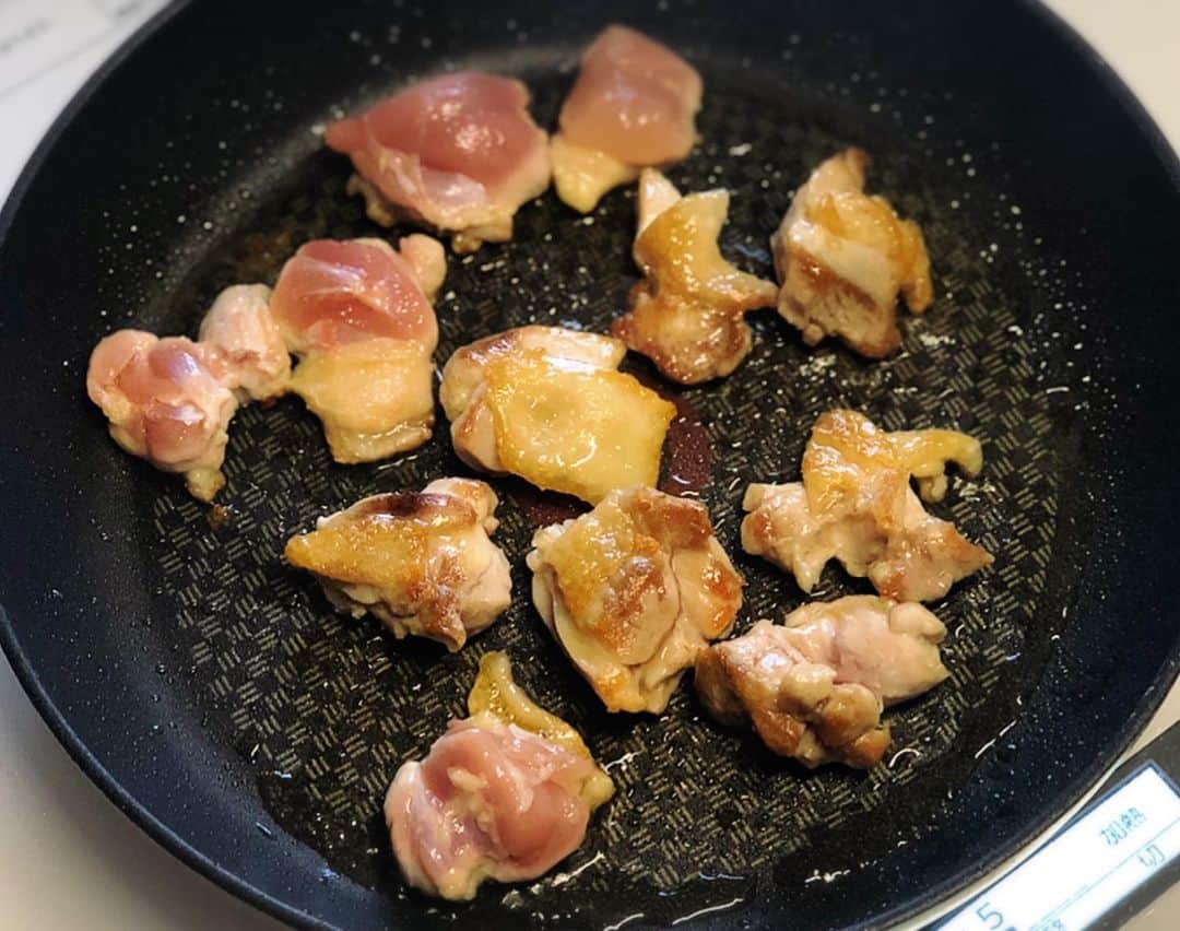 Mizuki【料理ブロガー・簡単レシピ】さんのインスタグラム写真 - (Mizuki【料理ブロガー・簡単レシピ】Instagram)「・﻿ 【レシピ】ーーーーーーー﻿ 戻さないから超簡単！﻿ ♡鶏肉と白菜の春雨煮♡﻿ ーーーーーーーーーーーー﻿ ﻿ ﻿ おはようございます(*^^*)﻿ ﻿ 今日ご紹介させていただくのは﻿ 甘辛味の春雨煮♡﻿ 鶏肉、白菜入りで食べ応えがあり﻿ ごはんにもお酒にも合いますよ♩﻿ ﻿ しかも、春雨は戻さないから超簡単！﻿ 旨味満点のスープを﻿ たっぷり吸わせて仕上げます♡﻿ フライパンひとつでできるので﻿ よかったらお試し下さいね〜(*^^*)﻿ ﻿ ﻿ ーーーーーーーーーーーーーーーーーー﻿ 【2人分】﻿ 鶏もも肉...小1枚(200g)﻿ 白菜...1/8個(200g)﻿ 春雨...40g﻿ ごま油...小1﻿ ●水...200ml﻿ ●醤油...大1.5﻿ ●砂糖...大1﻿ ●オイスターソース...小1﻿ ●生姜チューブ...2cm﻿ ﻿ 1.鶏肉は3cm大に切る。白菜の芯は1cm幅に切り、葉はザク切りにする。﻿ 2.フライパンにごま油を入れて中火で熱し、鶏肉を両面焼き色がつくまで焼く。﻿ 3.●、白菜、春雨を加え、混ぜながら4〜5分煮る。﻿ ーーーーーーーーーーーーーーーーーー﻿ ﻿ ﻿ 《ポイント》﻿ ♦︎オイスターソースがなければ、醤油を少しだけ増量すればOK♩﻿ ♦︎工程2では両面焼き色がつくまで焼いて下さい☆火を通す必要はありません♩﻿ ﻿ ﻿ ﻿ ﻿ ＿＿＿＿＿＿＿＿＿＿＿＿＿＿＿＿＿﻿ ＿＿＿＿＿＿＿＿＿＿＿＿＿＿＿＿＿﻿ 🎀新刊発売中🎀﻿ 【#ホットケーキミックスのお菓子 】﻿ ﻿ 今回は一冊まるっとホケミスイーツ♩﻿ 普段のおやつから﻿ 特別な日にも使えるレシピを﻿ この一冊に詰め込みました(*^^*)﻿ ホットケーキミックスを使えば﻿ 簡単に本格的なお菓子が作れますよ♡﻿ バレンタインにもご活用下さいませ♩﻿ ﻿ 🔹ハイライトにリンクあります♩🔹﻿ ＿＿＿＿＿＿＿＿＿＿＿＿＿＿＿＿＿﻿ ＿＿＿＿＿＿＿＿＿＿＿＿＿＿＿＿＿﻿ ﻿ ﻿ ﻿ 【お知らせ】﻿ ストーリーズでは一日数回﻿ 別レシピをご紹介しております(*^^*)﻿ ＊コメントは最新の投稿に下さいますよう﻿ お願い致しますm(_ _)m﻿ ﻿ ﻿ ﻿ #ブログ更新しました﻿ ブログはプロフ画面のリンクよりご覧下さい↓﻿ @mizuki_31cafe﻿ 【Mizuki公式ラインブログ】﻿ https://lineblog.me/mizuki_official/﻿ ﻿ ﻿ ﻿ ﻿ #鶏肉#白菜#春雨#甘辛#ごはんがすすむ﻿ #Mizuki#簡単レシピ#時短レシピ#節約レシピ#料理#レシピ#フーディーテーブル#おうちごはん#おうちカフェ#デリスタグラマー#料理好きな人と繋がりたい#料理ブロガー#おうちごはんlover#器#マカロニメイト#ブログ﻿ #foodpic#follow#cooking#recipe#lin_stagrammer#鶏肉と白菜の春雨煮m」2月5日 7時50分 - mizuki_31cafe