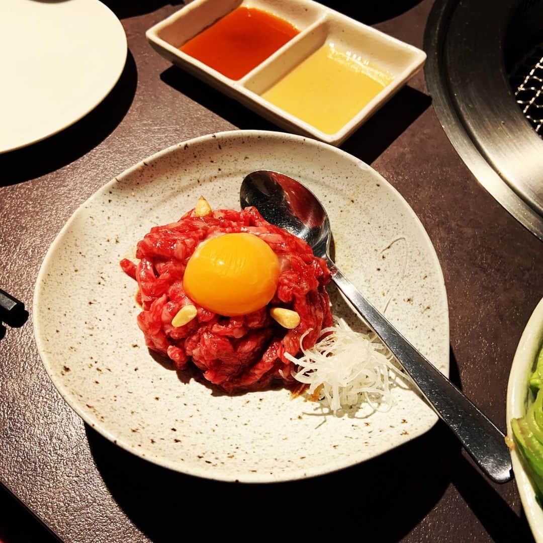 志摩有子さんのインスタグラム写真 - (志摩有子Instagram)「寒くても食べたくなるユッチャンの葛冷麺。東京にお店ができてちょうど1周年。新メニューにハワイでお馴染みのオックステールスープもメニューに加わっていた。これがもう絶品。澄んだスープにお肉がほろほろの柔らかさ。刻み生姜と醤油で食すのもハワイ流。ちゃんと小山状のご飯も付いてた。食べたらますますハワイに行きたくなってしまった。どうしてくれよう。 #水冷麺　#葛冷麺 #祝開店1周年　#大感謝冷麺祭」2月5日 7時49分 - ariko418