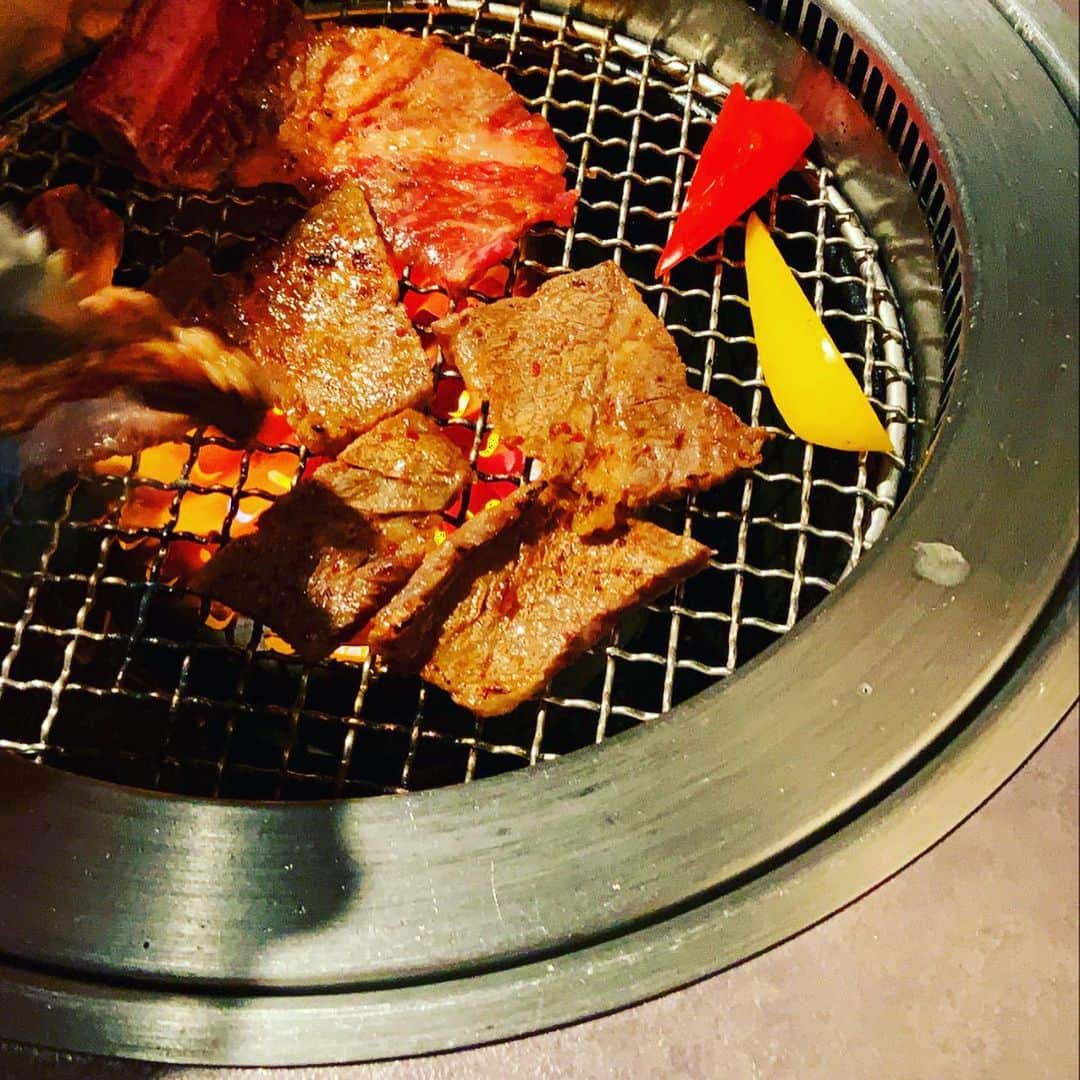 志摩有子さんのインスタグラム写真 - (志摩有子Instagram)「寒くても食べたくなるユッチャンの葛冷麺。東京にお店ができてちょうど1周年。新メニューにハワイでお馴染みのオックステールスープもメニューに加わっていた。これがもう絶品。澄んだスープにお肉がほろほろの柔らかさ。刻み生姜と醤油で食すのもハワイ流。ちゃんと小山状のご飯も付いてた。食べたらますますハワイに行きたくなってしまった。どうしてくれよう。 #水冷麺　#葛冷麺 #祝開店1周年　#大感謝冷麺祭」2月5日 7時49分 - ariko418