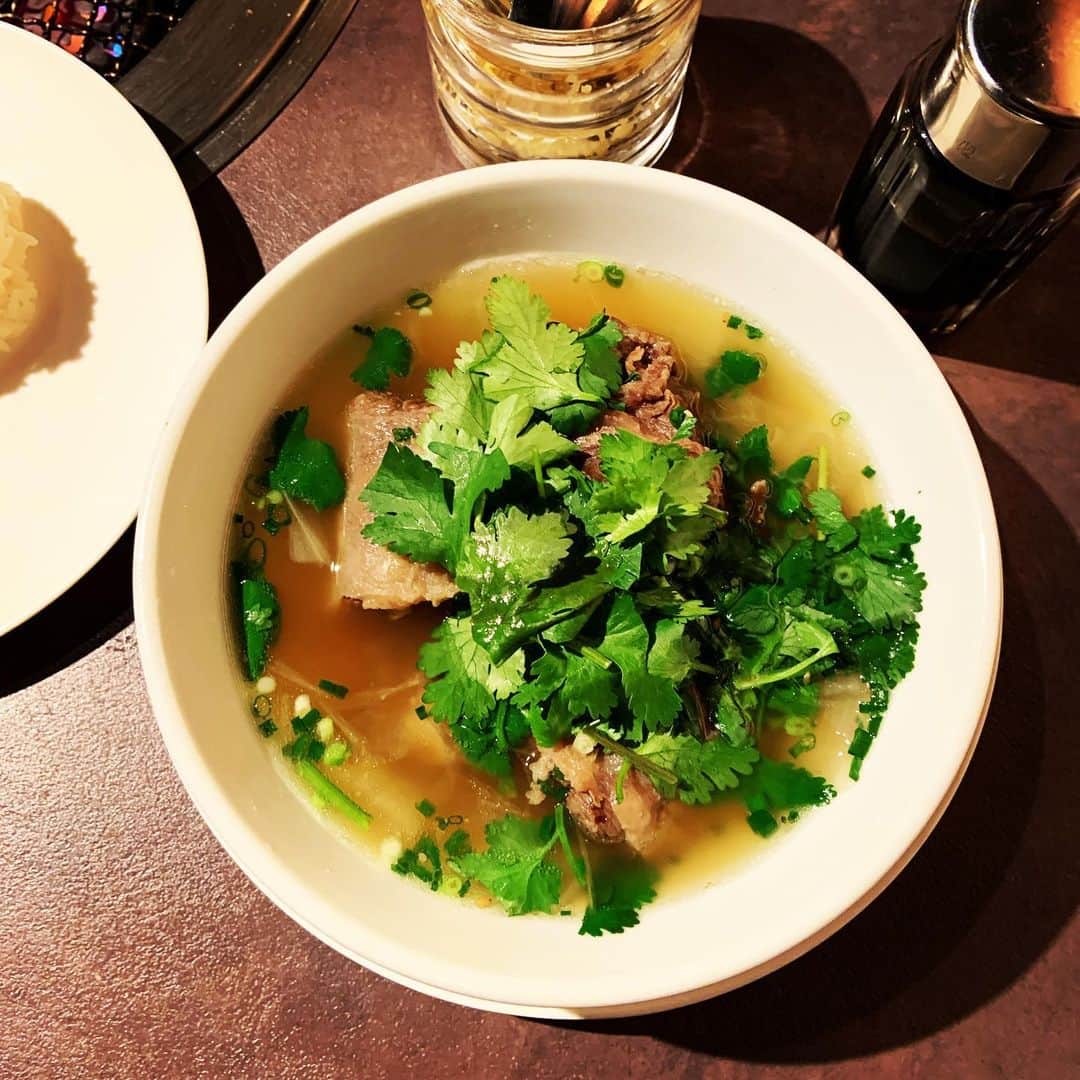 志摩有子さんのインスタグラム写真 - (志摩有子Instagram)「寒くても食べたくなるユッチャンの葛冷麺。東京にお店ができてちょうど1周年。新メニューにハワイでお馴染みのオックステールスープもメニューに加わっていた。これがもう絶品。澄んだスープにお肉がほろほろの柔らかさ。刻み生姜と醤油で食すのもハワイ流。ちゃんと小山状のご飯も付いてた。食べたらますますハワイに行きたくなってしまった。どうしてくれよう。 #水冷麺　#葛冷麺 #祝開店1周年　#大感謝冷麺祭」2月5日 7時49分 - ariko418