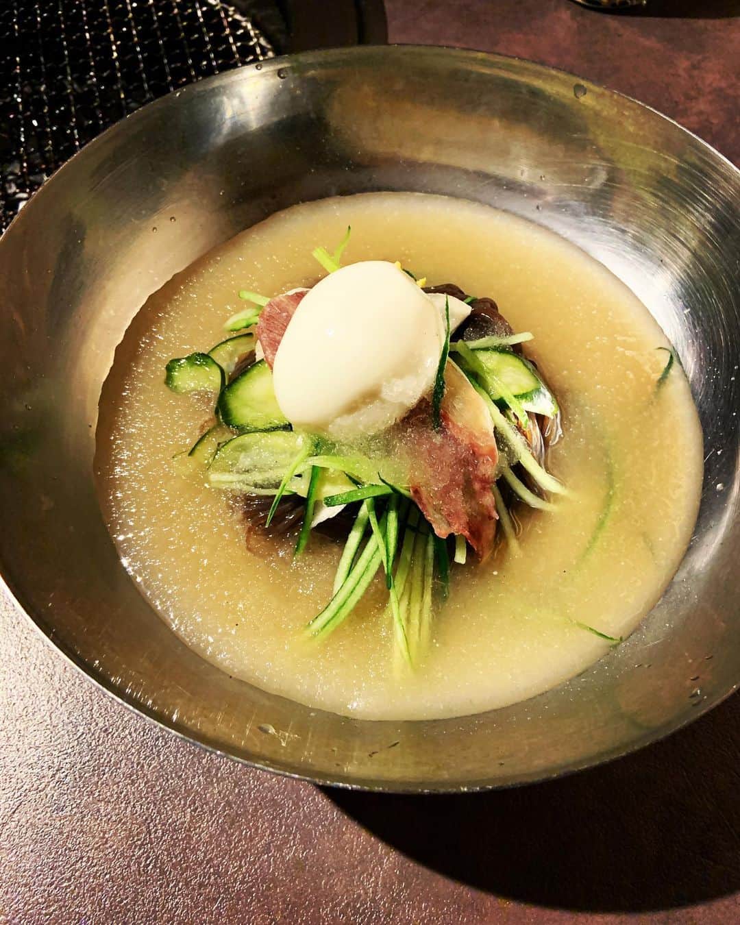 志摩有子さんのインスタグラム写真 - (志摩有子Instagram)「寒くても食べたくなるユッチャンの葛冷麺。東京にお店ができてちょうど1周年。新メニューにハワイでお馴染みのオックステールスープもメニューに加わっていた。これがもう絶品。澄んだスープにお肉がほろほろの柔らかさ。刻み生姜と醤油で食すのもハワイ流。ちゃんと小山状のご飯も付いてた。食べたらますますハワイに行きたくなってしまった。どうしてくれよう。 #水冷麺　#葛冷麺 #祝開店1周年　#大感謝冷麺祭」2月5日 7時49分 - ariko418