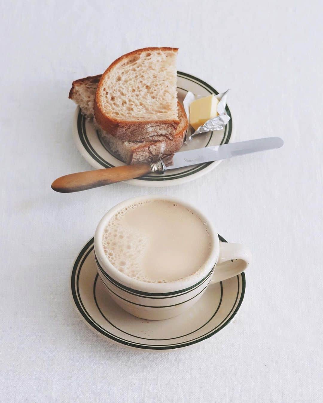 樋口正樹さんのインスタグラム写真 - (樋口正樹Instagram)「Milk tea and bread . ホットミルクティー、 ＆石窯パンとバター。 . 寒い冬の朝食は温活。 普段のミルクティーに酒粕とシナモンと生姜を加えた体の芯から温まるホットドリンクで朝の温活。冷えの解消、腸内環境改善、リラックス効果などが得られる一杯でカラダもココロもポカポカに。今月もタカキベーカリーでは温活を推奨中。こちらのドリンクのレシピは公式サイトにも載ってます。 👉@takaki_bakery_official . . . #朝パン #ミルクティー #温活 #腸活 #ポカポカ #免疫力アップ #バランスの良い食事 #タカキベーカリー #石窯パン #石窯ライ麦ブレッド #パンのある暮らし #パンのある生活 #パン部 #パンスタグラム #パン大好き #パン好きな人と繋がりたい #milktea #breadandbutter #takakibakery」2月5日 7時44分 - higuccini
