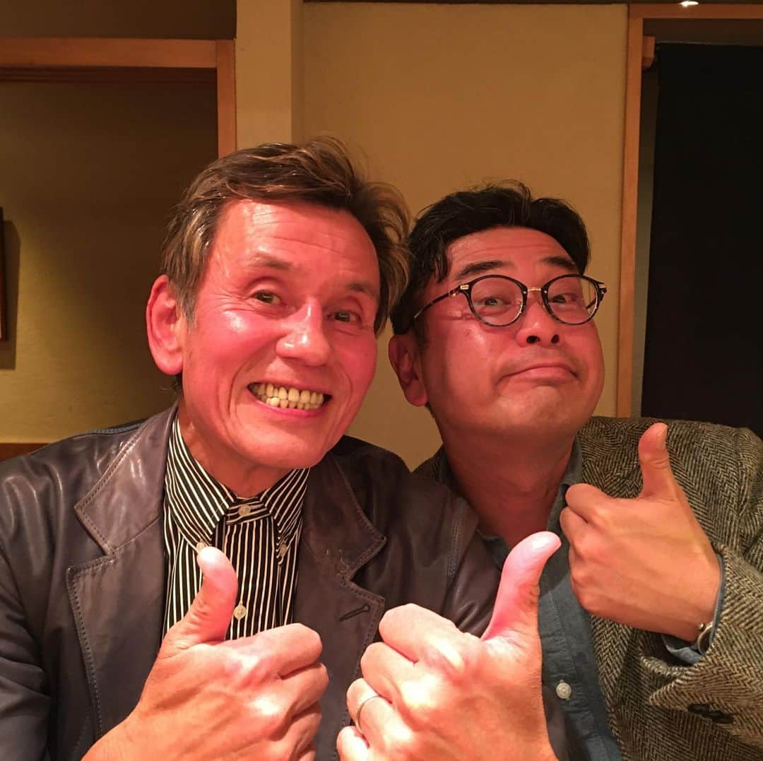 ヒロ寺平さんのインスタグラム写真 - (ヒロ寺平Instagram)「真っ赤な顔はあんまり見せたくはない。 しかーし、おいしいご飯とお酒でウッキー状態になった場合は別でしょが。  昨日はFM802DJ中島ヒロトくんと2人メシ。 彼が大阪でDJをスタートした時からの知己なのに2人でご飯はなんとこれが初めて。  おいしいご飯に、うまい酒。 他愛もない四方山をあれやこれやと。  外は寒くても、気持ちぽかぽかな夜だった。  #FM802 #中島ヒロト #ウッキー #うまい酒 #ヒロ寺平 #ヒロT」2月5日 7時50分 - hiroteradaira