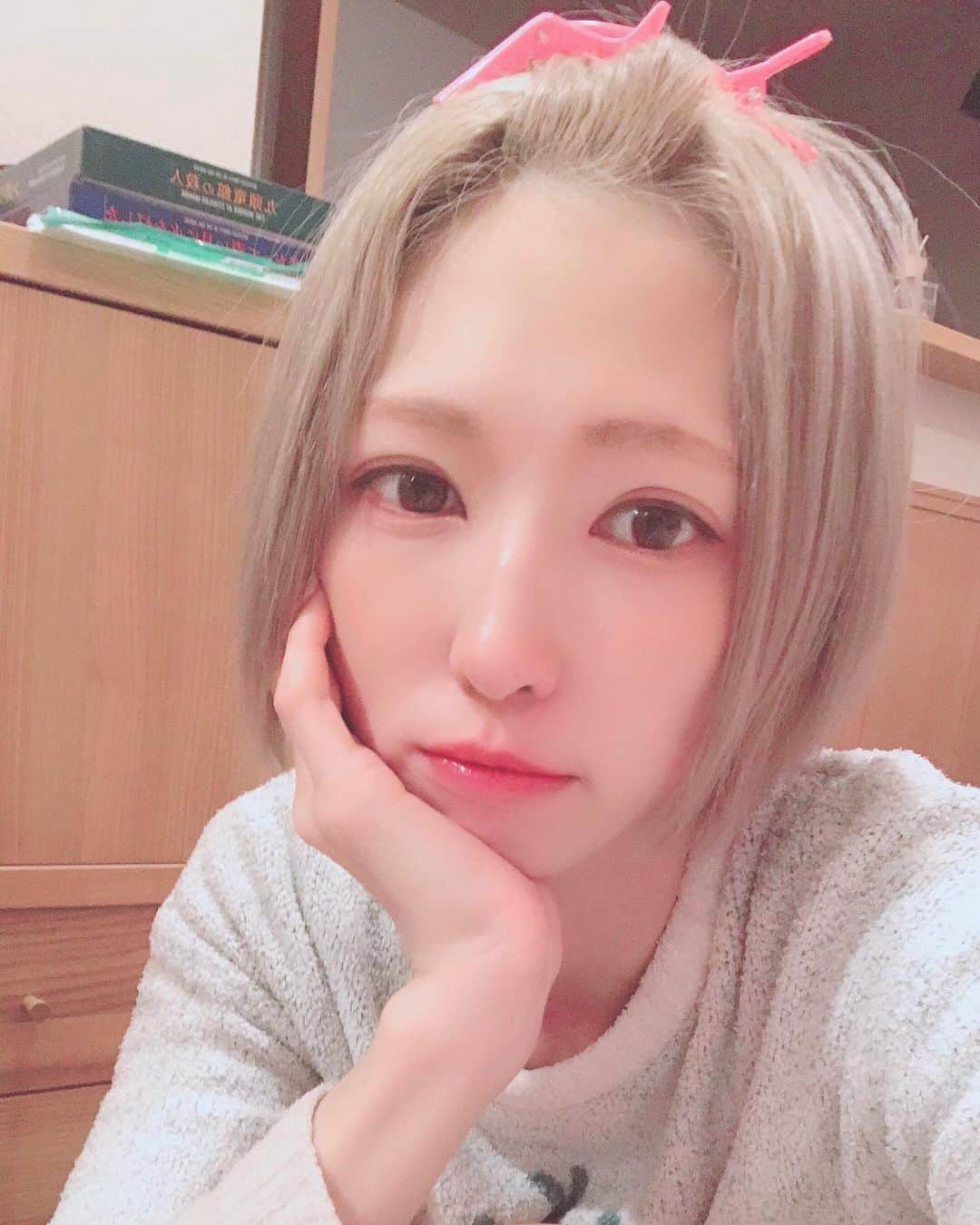 のインスタグラム：「‪おはよう水曜日w‬ ‪メイクとかカラコンとか、いろいろ変えたりして研究中！たのしい！‬ ‪でも今日は今から撮影なので、秘技『忍法変化の術』で黒髪に戻るのです🤫ﾆﾝﾆﾝ  #金髪ショート ‬」
