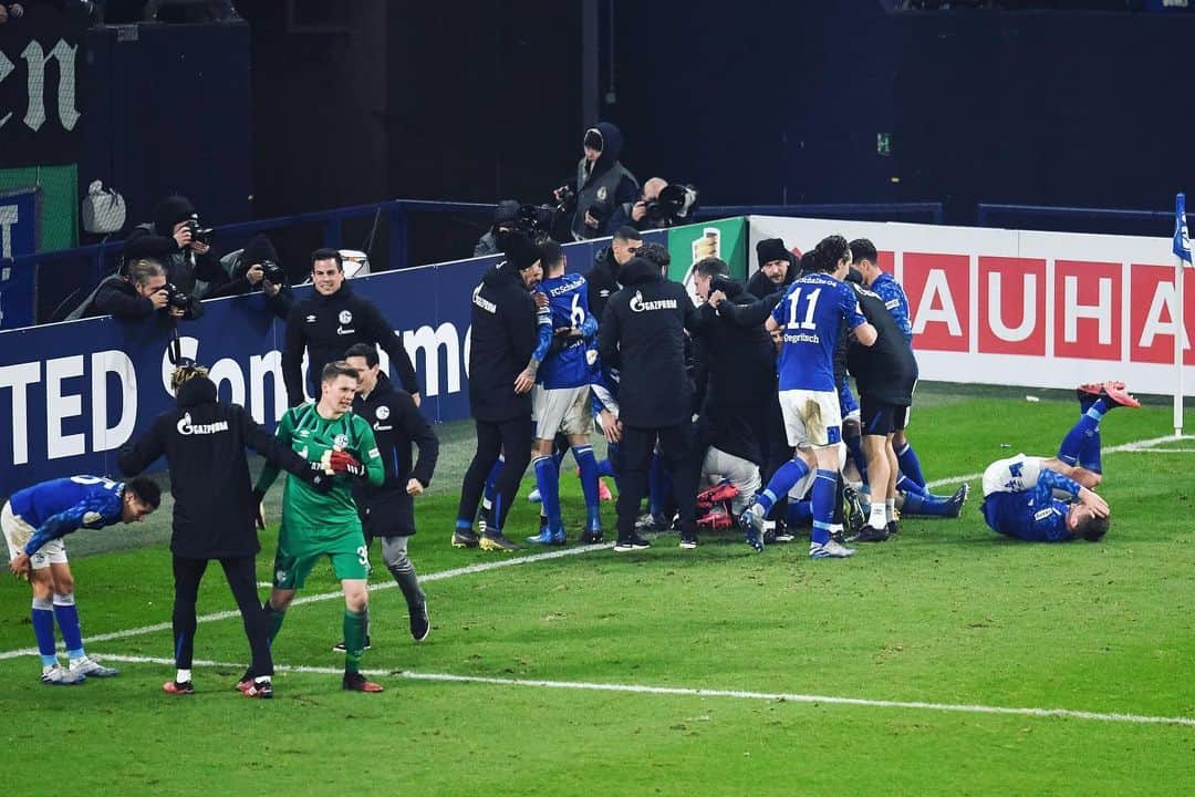 ベンジャミン・スタンブリのインスタグラム：「AMAZING GAME !! Congratulations to the all team for your efforts 💙 @s04  my bro @danielcaligiuri18 I hope everything will be good I am with you 🙏」