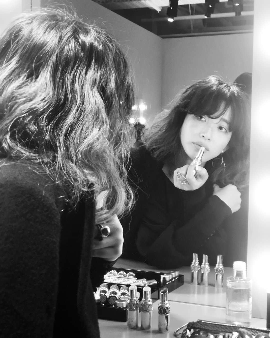 JUNNAのインスタグラム：「今日から @yslbeauty で発売の #ルージュヴォリュプテロックシャイン "ROUGE VOLUPTÉ ROCK'N SHINE"の ローンチパーティーへ  YSLのロングセラーアイコンリップ💋 #ルージュヴォリュプテシャイン  キラキラリップの断面は⭐️🤩 星形の部分は植物性のグリッター！  植物性のグリッターは繊細で唇に塗っても ザラつきが無くて塗り心地👍  全14色の中から 幾つか気になるカラーを試して、 1番気に入ったのは限定色の "N°15 GOLD TRACK"  薄らゴールド&キラキラ  指でぽんぽん付けたら唇に立体感がでて、  どんなカラーとmixしても可愛いだろうな〜🤩 #only #yslbeauty #ysl #junna💋#サンローラン#艶カラー  #コスメ #リップ #リップメイク #口紅#メイク#デパコス」