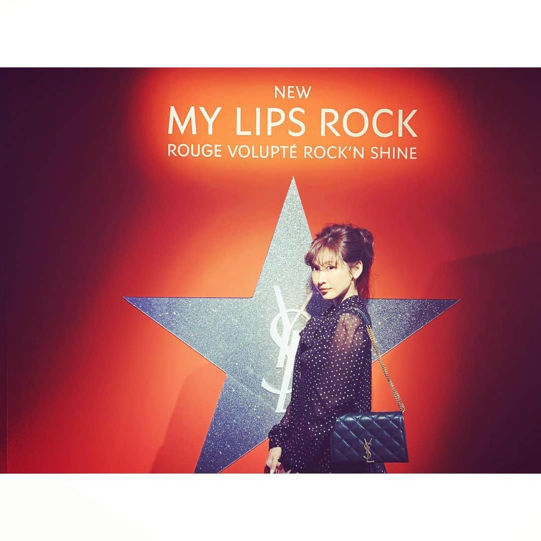 紗栄子さんのインスタグラム写真 - (紗栄子Instagram)「今日から @yslbeauty で新しく発売される“ROUGÉ VOLUPTE ROCK’N SHINE” のローンチパーティに行ってきました🌹 日本でもロングセラーで不動の人気を誇るこの「ヴォリュプテ」シリーズからNEW STARが登場したとのことでチェックしてきたのですが、ユーカリ由来の植物性グリッターはなめらかなつけ心地で、昨日の私は手持ちのルージュの上から"ROUGE VOLUPTE ROCK'N SHINE N°15 GOLD TRACKスパークリングゴールド"を使用したのですが、潤う上に上品なグリッターの効果で口元に艶と煌きがプラスされ、顔色も1トーン上がってみえました🧚‍♀️💫 ヌーディーからディープまでの全部で14色のラインナップとなっておりました💘 #YSLBEAUTY #ルージュヴォリュプテロックシャイン」2月5日 8時34分 - saekoofficial