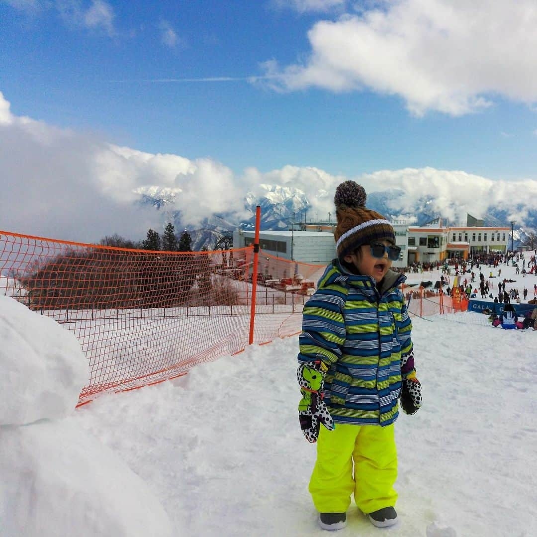 横峰沙弥香さんのインスタグラム写真 - (横峰沙弥香Instagram)「まめ5歳のバースデー旅行🎂 雪があるところで遊びたい！というまめの希望により スキー場デビュー🎿 たくさん遊んでお腹が空いたゆめこはカレーをほとんど1人で食べていました😳 スキー場のカレーってどうしてあんなに美味しいんだろう いつ食べても人生で1番美味しい……って思う😆 #まめちゃん #ゆめこ #兄妹 #こども #家族 #きょうの息子 #きょうの娘 #絵日記 #イラスト #procreateapp #conceptapp #ipadpro #applepencil」2月5日 8時27分 - sayakayokomine