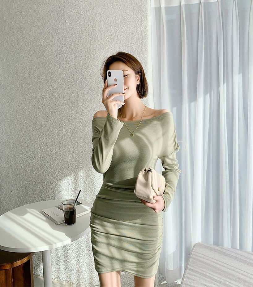 Chuuのインスタグラム：「셔링이 예쁘게 잡힌 원피스💚」