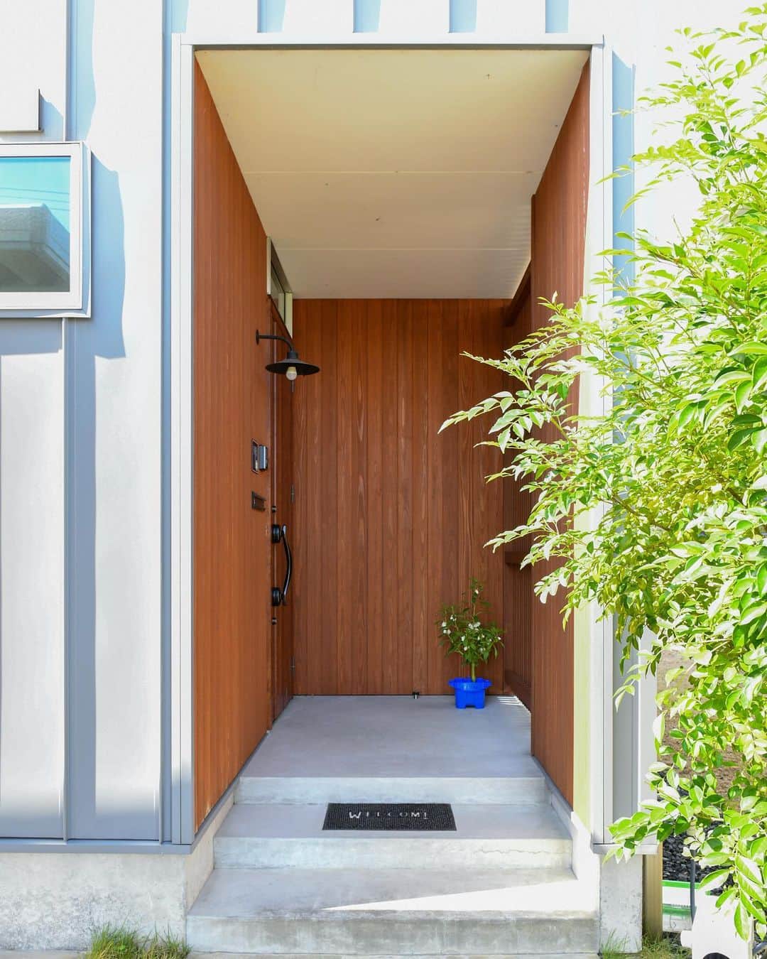 無垢 スタイルの注文住宅あめりか屋さんのインスタグラム写真 - (無垢 スタイルの注文住宅あめりか屋Instagram)「. ﻿ #奥行 のある#玄関ポーチ で﻿ ﻿ #人目が気にならない デザインになりました🌟﻿ ﻿ #ガルバのお家 #玄関 ﻿ -　-　-　-　-　-　-﻿ 他の施工事例⇒ @amerikayaarchitecture﻿ -　-　-　-　-　-　- ﻿ ﻿ #あめりか屋 は#カリフォルニアハウス や#サーファーズハウス のような#アメリカンハウス  から、#無垢材 をつかった#木の家 といった #かっこいい家 や#かわいい家 の#デザイン住宅 を建てています。 ﻿ ﻿ #新築 の#注文住宅 から大規模な #リノべーション 、#リフォーム 、ちょっとしたおうちの修繕までお任せください🏋️﻿ ﻿ 福井県 #敦賀 の事務所から車で60分以内の、#敦賀市 #美浜町 #若狭町 #小浜市 #長浜市 #高島市  が基本的な施工エリアです👯‍♂️﻿ ﻿ 昭和26年創業と長い歴史を持つ#工務店 で、高性能で適正な価格の#家づくり をしていますし、家を建てて売ることが仕事ではなく、お客様ご家族の #豊かな暮らし を支えることを仕事としてやってます😀﻿ ﻿ まずは資料請求からどうぞ～💬﻿ ﻿ DM、ホームページの資料請求ページ、お電話（TEL 0770-22-0577）にてお気軽にお問い合わせくださいね～📱﻿ ﻿ -　-　-　-　-　-　-﻿ 他の施工事例⇒ @amerikayaarchitecture﻿ -　-　-　-　-　-　- ﻿ ﻿ なお管理人は @hidekazu_shinohara という愉快な社長です（笑）一緒に #マイホーム計画 しましょう🎵」2月5日 8時42分 - amerikayaarchitecture