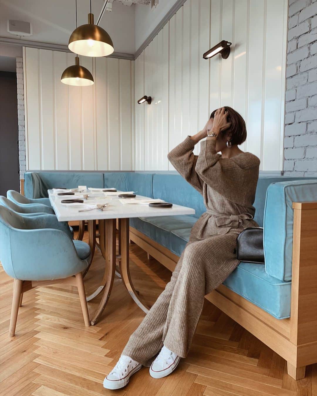 Erikaさんのインスタグラム写真 - (ErikaInstagram)「Blue chair 💙 . . チョコを沢山食べてきました 🍫 . . .  アイスブルーが、かわいい💙 今、気になるカラー💙 あとは肌の色に似合うか😑どーか😩。 . . 好きな色と似合う色は違うし.......😞 . . .  ヘアカラーでもそうですが、似合わない色になった時、めちゃくちゃシャンプーしまくってみたり笑⃝👍🏻 色味の大事さに、つくづく痛感👵🏼 #髪色 #顔色 #服の色 🤕💦 . . . . そして、落ち着く、ベージュ🤣🤣 set up を購入♡ @donobanweb * . . #アイスブルー#カフェ#大阪カフェ#cafe #大阪cafe #カフェ巡り#久々 #iceblue#setup#セットアップ#セットアップコーデ#プチプラコーデ#ママコーデ#男の子ママ#ボブヘアー#ヘアスタイル#ヘアカラー #最近の悩み#好きな色」2月5日 8時38分 - 911erika