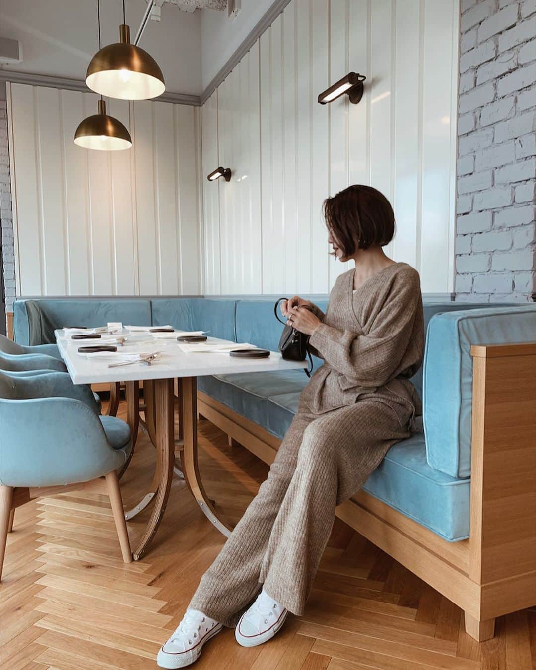 Erikaさんのインスタグラム写真 - (ErikaInstagram)「Blue chair 💙 . . チョコを沢山食べてきました 🍫 . . .  アイスブルーが、かわいい💙 今、気になるカラー💙 あとは肌の色に似合うか😑どーか😩。 . . 好きな色と似合う色は違うし.......😞 . . .  ヘアカラーでもそうですが、似合わない色になった時、めちゃくちゃシャンプーしまくってみたり笑⃝👍🏻 色味の大事さに、つくづく痛感👵🏼 #髪色 #顔色 #服の色 🤕💦 . . . . そして、落ち着く、ベージュ🤣🤣 set up を購入♡ @donobanweb * . . #アイスブルー#カフェ#大阪カフェ#cafe #大阪cafe #カフェ巡り#久々 #iceblue#setup#セットアップ#セットアップコーデ#プチプラコーデ#ママコーデ#男の子ママ#ボブヘアー#ヘアスタイル#ヘアカラー #最近の悩み#好きな色」2月5日 8時38分 - 911erika