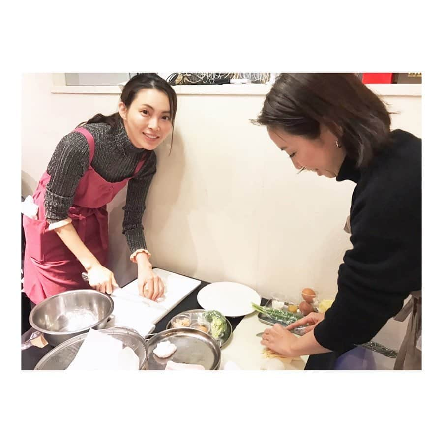 押切もえさんのインスタグラム写真 - (押切もえInstagram)「👩🏻‍🍳🥘 料理好きなみんなと集まって、第3回目中華「美虎」の五十嵐美幸シェフのお料理教室へ！ 今回は、 ・海老と蓮根の揚げパン ・牡蠣のふわふわお好み焼き　万能ダレ ・ブロッコリーとツナの炒飯  どれも、毎日食べたいくらい（笑）とーーっても美味しかったです！！ 美幸さんは、本格中華を家庭でも真似できるように教えてくれるので本当に助かります。 気になる方は、五十嵐美幸さんのご著書や料理教室をチェックしてみてくださいね〜。 #五十嵐美幸 #料理教室 #中華　#chinese #炒飯　#えびパン　🔥🔥🔥 #私も忘れないうちにたくさん練習しよう」2月5日 8時50分 - moe_oshikiri