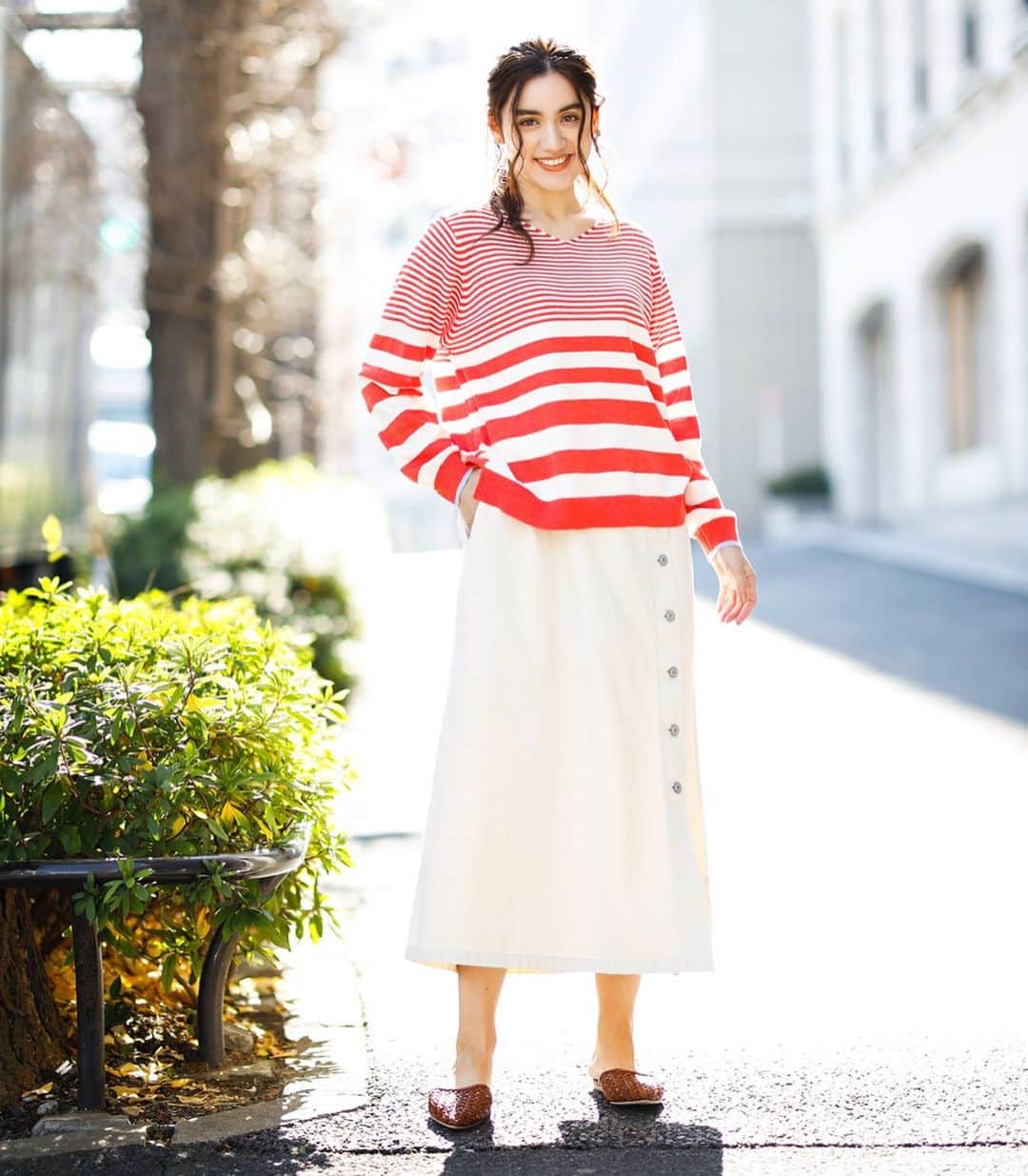 ぽっちゃり女子のオシャレブランド エウルキューブさんのインスタグラム写真 ぽっちゃり女子のオシャレブランド エウルキューブinstagram 目を惹く鮮やかなオレンジランダムニットに今年らしいナチュラルな印象のカス残しホワイトデニムスカートスタイル