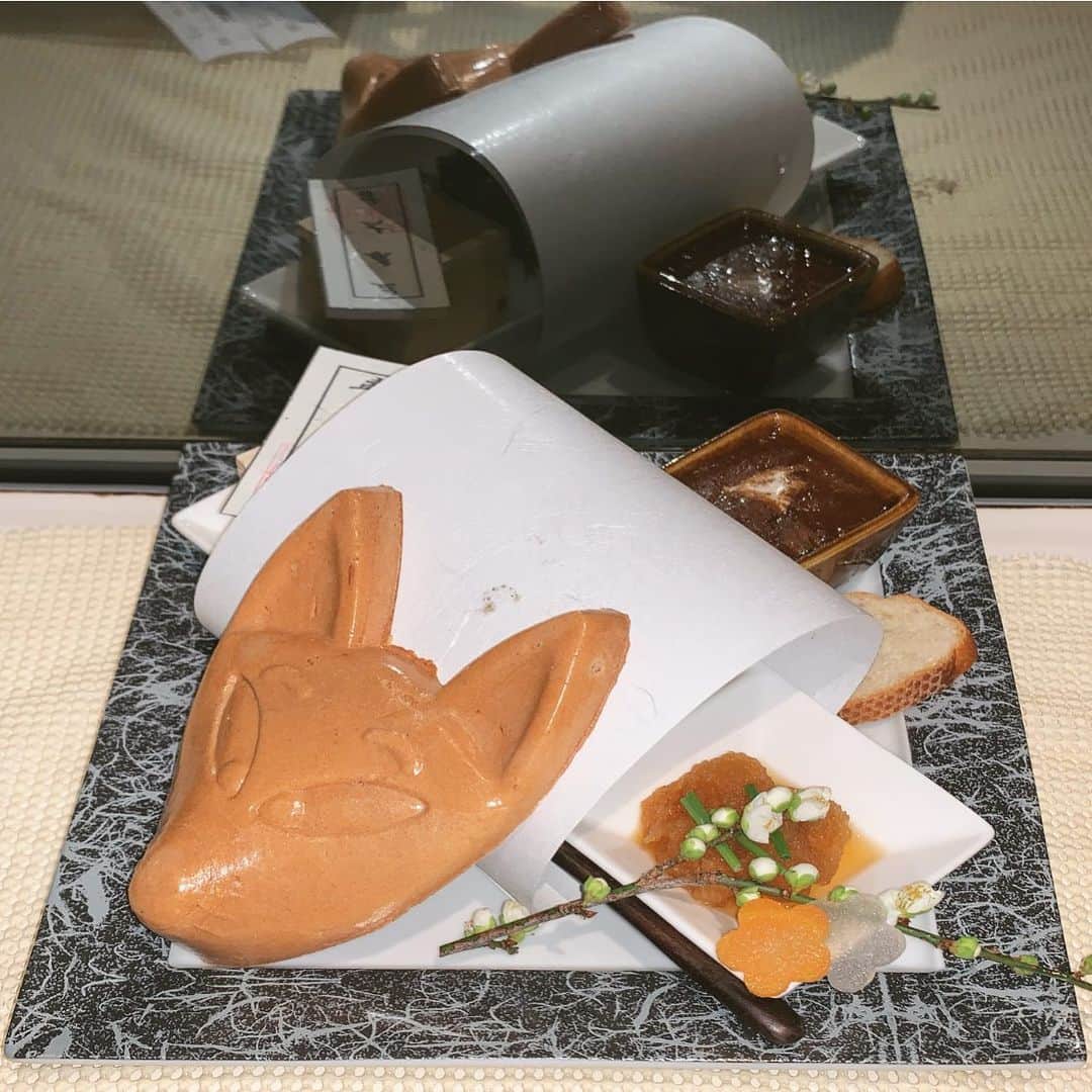 のインスタグラム：「2月の前菜です。 狐のお面のお煎餅🦊 お煎餅はお持ち帰りもして頂けます。 是非ご来店下さい。  #吟 #尾崎牛 #宮崎牛 #幻の肉 #肉割烹 #なんばhips #大阪ミナミ #夜景 #記念日 #接待 #デート #肉好き #サプライズ #日本酒と肉 #ワインと肉 #希少部位 #肉寿司」