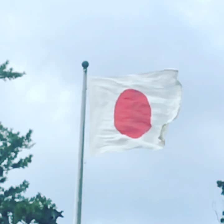 伊藤三巳華のインスタグラム：「出雲大社の巨大国旗。　某TV局の放送終了映像のよう✨　『視えるんです。』でも描いたあの日の出雲です🙂　#出雲大社 #国旗」