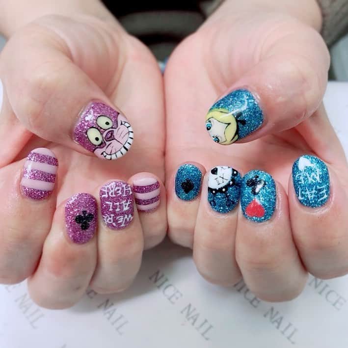 小嶋晶子のインスタグラム：「(◎´艸`{ New nail💅I really like this!! #nail #nails #newnail #newnails #alice #cheshirecst #alicenail #手描きアート #手描きネイル #💅」