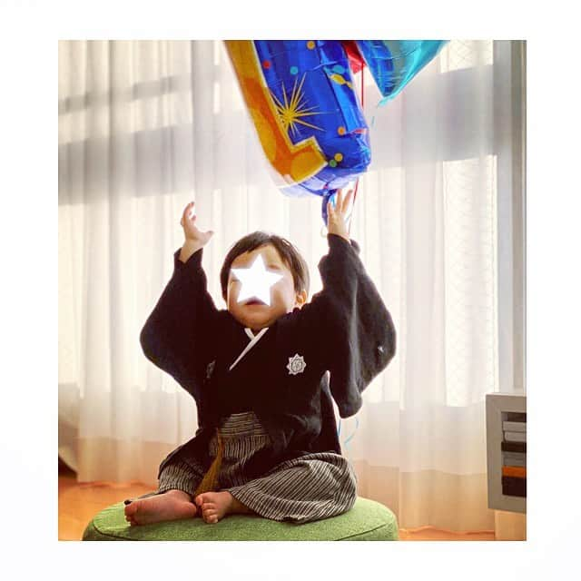 清川あさみさんのインスタグラム写真 - (清川あさみInstagram)「少し早く次男くんの誕生日を両家家族皆んな集まってお祝いしました🎂🎁3歳チビくんもすっかりお兄ちゃんに。 忙しいとか言ってられないくらい忙しいけど、仕事だけでなく私を人間としても成長させてくれる2人の子供達には日々感謝しかない🙏愛おしすぎる兄弟です。大好きな採集muse 、美玲ちゃん　@mirei_kiritani_  もママになるという嬉しいニュース。きっと優しくたくましいママになるでしょう。今作ってる新しい幼児むけ絵本をプレゼントする人がまた決まりました🎁🥰 This is just the first of many “happy birthdays” for you 😘Happy 1st Birthday!✨ #kimonofashion #babyhakama #happybirthday #mysweetie #👬 #個性的な2人 #バタバタ準備 #すぐ撮影に向かいましたw #兄弟仲良く遊ぶ #ラッキーです　#myson #boys #1歳　#3歳　#兄弟 #男の子二人 #クリエイターママ #artist #絵本」2月5日 9時22分 - asami_kiyokawa