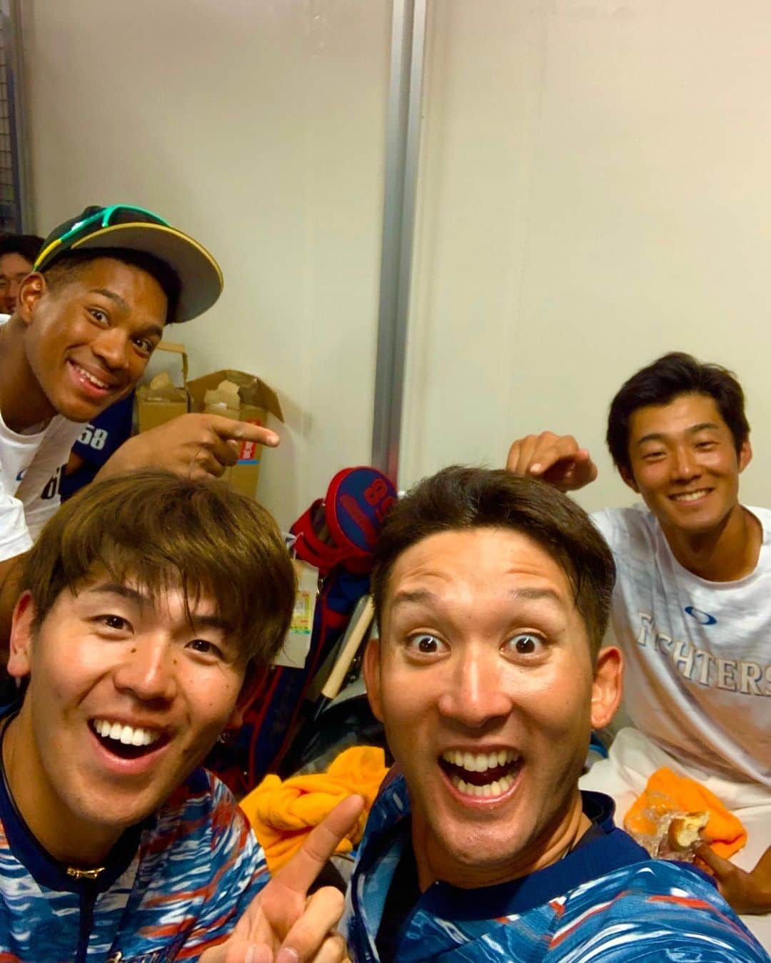 杉谷拳士さんのインスタグラム写真 - (杉谷拳士Instagram)「ロッカーご近所さんです😄♫^ - ^ 秋キャンプから近くに中正がいるような気が…笑 優心素敵な笑顔( ◠‿◠ ) ピン…顔が疲れてるよ…笑顔がんばったね^ - ^ 後ろの横ちゃん立ち上がれず…😖 . #石井一成 #清水優心 #万波中正 #横尾俊建 #たくさんのメッセージありがとうございます #がんばろう」2月5日 9時24分 - kenshi.02