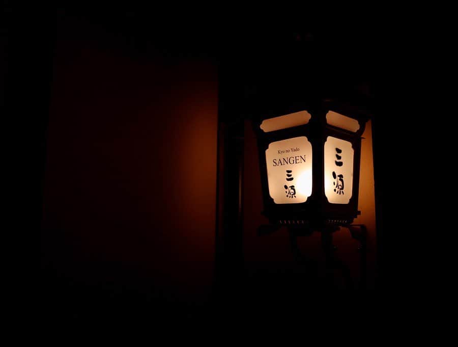 横山みれいさんのインスタグラム写真 - (横山みれいInstagram)「京の夜景を一望できるルーフトップと親切なスタッフが作り出すアットホーム空間﻿ 『京の宿 三源 二年坂( @sangen.kyoto )』へ行ってきたよ😊🌸﻿ ﻿ 古都の風情を残す多くの家屋と石畳が続く二年坂界隈。﻿ 京の宿 三源 二年坂さんは、千年の都の景観を大切にした小さなお宿です🍁﻿ ﻿ なんと！屋上テラスからは、祇園の夜景を一望することができます🌃✨﻿ ﻿ 二年坂、三年坂を通って清水寺まで約７分。﻿ 高台寺までは徒歩５分。﻿ ねねの道から、石畳と石塀が続く石塀小路を抜け八坂神社へ。﻿ 祇園や河原町、錦市場も徒歩圏内です⭐️﻿ ﻿ 実際に泊まってみて、ロケーションがホントに最高🤩﻿ 明るい時間の景観も、夜が更けてからの夜景も、どちらも素敵💓﻿ 屋上には、リラックスできるソファや寝転んで空を仰げる丸いソファベッドがあります😊﻿ 時間を忘れて癒しの時間をすごせます☺️🌸﻿ ﻿ 更に場所がとっても便利！！﻿ 神社やお寺はとても近いし、祇園も徒歩圏内⛩﻿ 実際に私たちは祇園から歩いて宿まで行ったし、﻿ 夜は祇園に遊びに行ったよ♪﻿ ちょうど節分だったので、お茶屋さんでお化けを4組ほど拝見させていただいたよ〜😊﻿ 楽しかった〜🥳﻿ ﻿ そしてなんと言っても！﻿ スタッフさんがめちゃくちゃ優しかった〜🥺💓﻿ 人当たりがマイルド〜！﻿ スタッフさんの感じがいいと、旅行の質もグンと良くなる😊🌸﻿ 感謝です😊﻿ ﻿ 最後に！朝食もとっても美味しかった〜😋﻿ 野菜たっぷりで、しかもボリュームもしっかりで、大満足でした〜😊🍚﻿ ﻿ ﻿ こんな素敵な京都のお宿、京の宿 三源 二年坂さんの情報は…👇﻿ 【京の宿 三源 二年坂】﻿ 〠 京都府京都市東山区桝屋町350-12﻿ ☎︎ 075-561-7888﻿ ﻿ #京の宿 #二年坂 #京都宿泊 #三源 #京都旅館 #pr #コラボベース #みれいンフルエンサー #インフルエンサー」2月5日 9時24分 - mireichan66