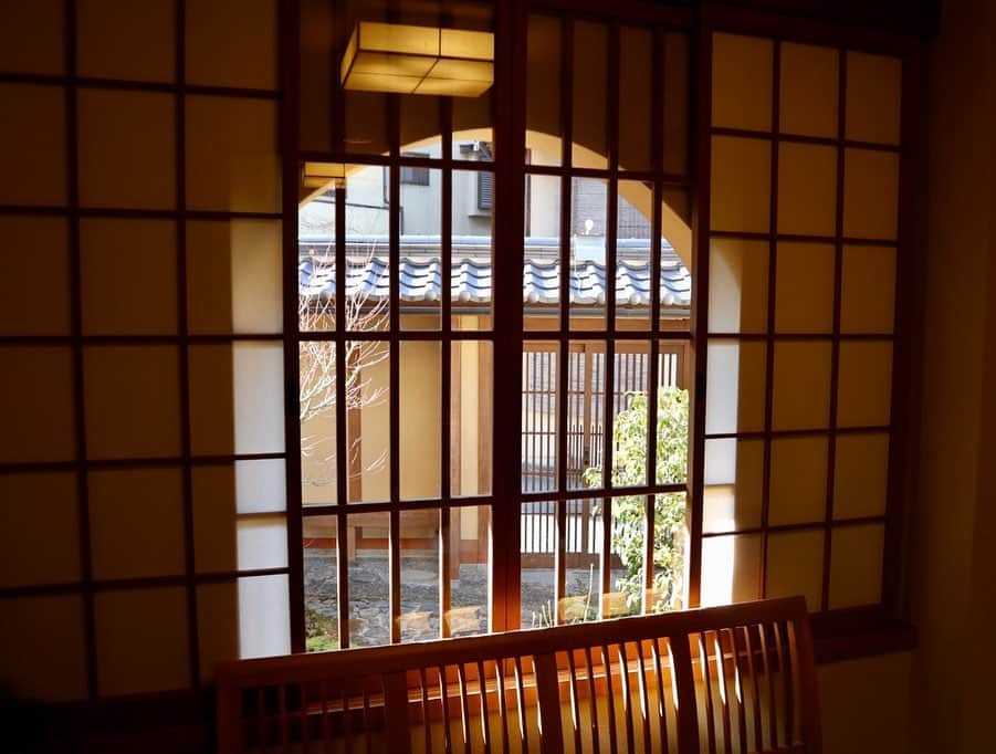横山みれいさんのインスタグラム写真 - (横山みれいInstagram)「京の夜景を一望できるルーフトップと親切なスタッフが作り出すアットホーム空間﻿ 『京の宿 三源 二年坂( @sangen.kyoto )』へ行ってきたよ😊🌸﻿ ﻿ 古都の風情を残す多くの家屋と石畳が続く二年坂界隈。﻿ 京の宿 三源 二年坂さんは、千年の都の景観を大切にした小さなお宿です🍁﻿ ﻿ なんと！屋上テラスからは、祇園の夜景を一望することができます🌃✨﻿ ﻿ 二年坂、三年坂を通って清水寺まで約７分。﻿ 高台寺までは徒歩５分。﻿ ねねの道から、石畳と石塀が続く石塀小路を抜け八坂神社へ。﻿ 祇園や河原町、錦市場も徒歩圏内です⭐️﻿ ﻿ 実際に泊まってみて、ロケーションがホントに最高🤩﻿ 明るい時間の景観も、夜が更けてからの夜景も、どちらも素敵💓﻿ 屋上には、リラックスできるソファや寝転んで空を仰げる丸いソファベッドがあります😊﻿ 時間を忘れて癒しの時間をすごせます☺️🌸﻿ ﻿ 更に場所がとっても便利！！﻿ 神社やお寺はとても近いし、祇園も徒歩圏内⛩﻿ 実際に私たちは祇園から歩いて宿まで行ったし、﻿ 夜は祇園に遊びに行ったよ♪﻿ ちょうど節分だったので、お茶屋さんでお化けを4組ほど拝見させていただいたよ〜😊﻿ 楽しかった〜🥳﻿ ﻿ そしてなんと言っても！﻿ スタッフさんがめちゃくちゃ優しかった〜🥺💓﻿ 人当たりがマイルド〜！﻿ スタッフさんの感じがいいと、旅行の質もグンと良くなる😊🌸﻿ 感謝です😊﻿ ﻿ 最後に！朝食もとっても美味しかった〜😋﻿ 野菜たっぷりで、しかもボリュームもしっかりで、大満足でした〜😊🍚﻿ ﻿ ﻿ こんな素敵な京都のお宿、京の宿 三源 二年坂さんの情報は…👇﻿ 【京の宿 三源 二年坂】﻿ 〠 京都府京都市東山区桝屋町350-12﻿ ☎︎ 075-561-7888﻿ ﻿ #京の宿 #二年坂 #京都宿泊 #三源 #京都旅館 #pr #コラボベース #みれいンフルエンサー #インフルエンサー」2月5日 9時24分 - mireichan66