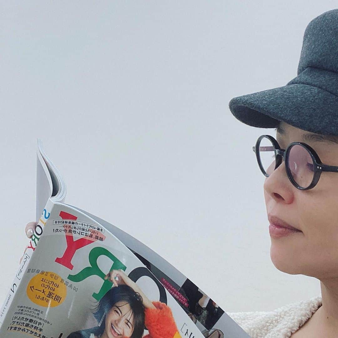 金子エミさんのインスタグラム写真 - (金子エミInstagram)「久しぶりに紙で雑誌を見ました。やはり紙で見るの…好きです。 #雑誌#女性誌#ファッション誌」2月5日 9時34分 - emikaneko1114