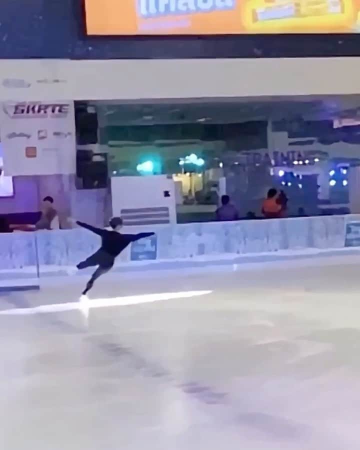 長洲未来のインスタグラム：「Skates ✅ Gloves ✅ Healthy skin✅  These 3 things always give me that extra energy to hit the rink!  When you look great, you perform great!  @foreo#LUNAmini2#FigureSkating#Beauty#Wellness#TeamUSA#preworkoutroutine #FOREO #LUNAmini2 #ad #skatingroutine #skater #skating」
