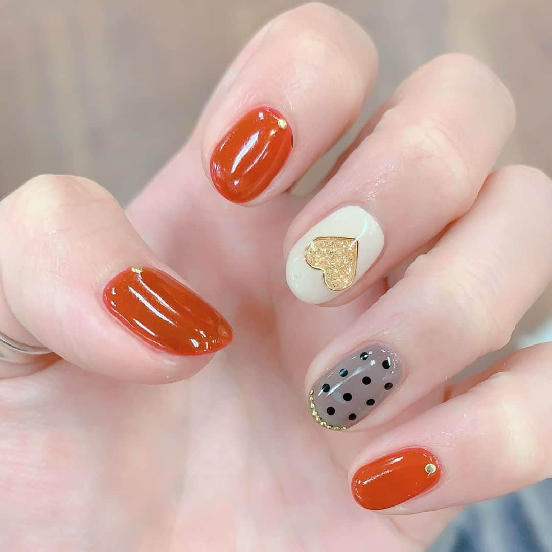 森田真結子さんのインスタグラム写真 - (森田真結子Instagram)「new nail💅🏼﻿ ﻿ 毎度おなじみひーちゃん♡﻿ @hiromi.nail ﻿ 今回はシンプルめな感じ。﻿ #シースルーネイル はじめてやった！﻿ ﻿ いつもありがとう〜♡﻿ ﻿ ﻿ #ダーツ女子 #ダーツ女子のネイル﻿ #nail #ネイル #バレンタインネイル」2月5日 9時31分 - mayodarts