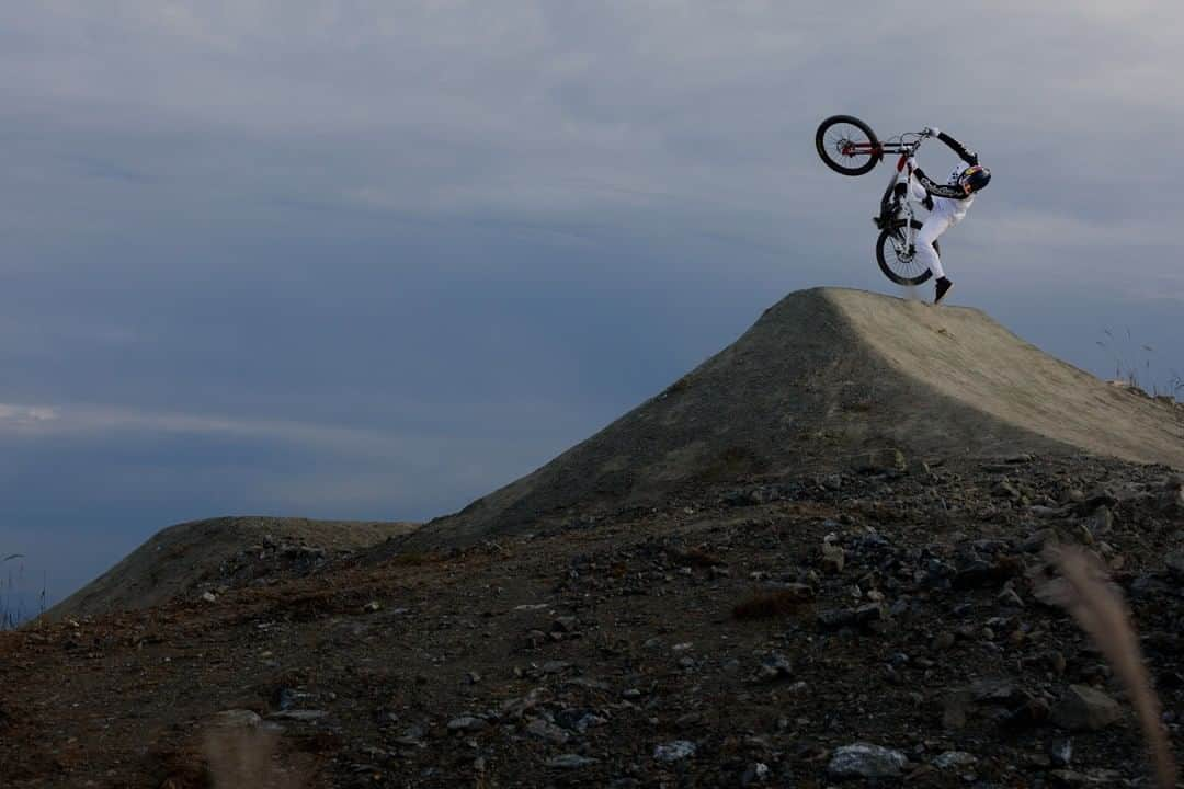 BONXのインスタグラム：「Hakuba, Japan is rising as the new mecca of MTB.⁠ When the greatest creative mind in the MTB community sees its hidden potential, the outcome is...⁠ #GoBonx #GoMakeNoise⁠ .⁠ .⁠ .⁠ #bonxmini #Bonx #technology #extreme #communication #gear #outdoorsports #extremesports #grouptalk #sportstech #sportstechnology #headphones #wirelessheadphones  #bikelife #mtb #mtblife #mountainbike #hakuba @hakubavalley @hakuba_iwatake @revel_co @brandonsemenuk」