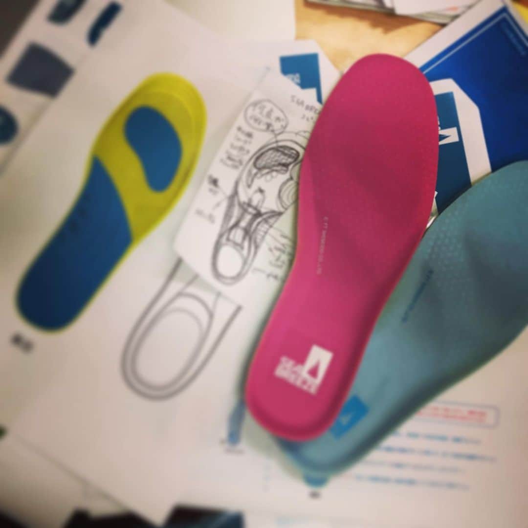 のインスタグラム：「・ SEA BREEZEの年間を通して使えるインソールの開発を進めています！今年の秋頃の発売予定なので、お楽しみに〜✨✨ ・ ・ Hi there :) I’m gonna introduce new insoles licensed by SEA BREEZE and debut them in this Fall✨✨Looking forward you announcing them officially in public😉✨ ・ ・  #SEA BREEZR #シーブリーズ #インソール #Insoles #カラフル #靴 #shoes #footwear #青春 #爽快 #ジェル #gel #breeze #gelinsoles #ぷにぷに #fashionable #functional」