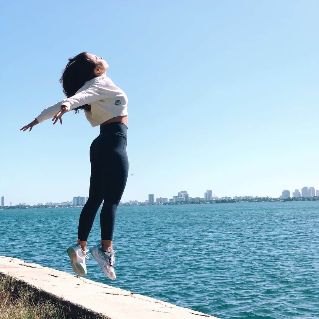 Nicole Mejiaのインスタグラム：「Four days ago, I moved out of my apartment, packed up an SUV, and am now en route to Colorado to stay with my dad for a few months. The desire to travel and live a nomadic lifestyle has been a calling of my heart and soul for two years now. When it first came, there was fear. My mind began weaving compelling reasons why I shouldn’t or couldn’t make the move. Our minds will do that to us—block us from the things, people, and paths that will lead to growth and a deeper level of self connection.  Last JUMP (oct 2019), I spent a lot of time working on my “either/or mentality.” I realized that I had pinned traveling and my business against one another. In my mind, I couldn’t have both, even though both nurture two very real parts of my being. I was in a grid lock until I started challenging and rewriting those limiting beliefs.  Four months later and I’m actualizing what I was too afraid to step into for two years. (Ahhhhh!) For me, this chapter is about both rising up to meet a truer version of myself while grounding down deeper into my authenticity.  To me, the beauty of life is in the contrast. You can’t fully appreciate the rise until you pay homage to the fall. The fall, or failure, is necessary as it’s where many crucial lessons of life reside.  If you’re in a rut—a valley of life, so to speak—ask yourself what lesson you need to learn to begin the ascent. What perspectives do you need to shift to see the path? What habits do you need to let go of to make the climb? What do you need to heal in order to have the strength? ⛰ Life ebbs and flows. When you’re in a lull, trust that there’s something that the school of life is trying to teach you. Then, open yourself, mind, heart, eyes, and hands.  The rise begins when you recognize that the rise begins with you. No one can take the first step but you. No one can do the work but you. No one can look in the mirror of your truth but you.  Muster your courage and strength, decide that the work is worth the climb, and RISE.  #pumawomen #pumarise」