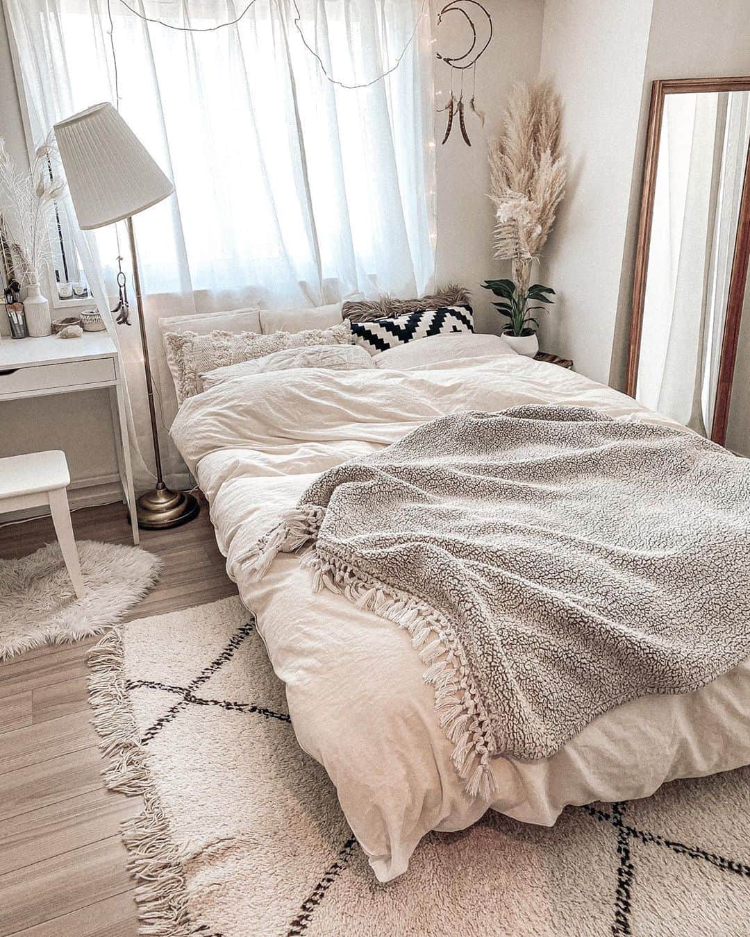 Manamiのインスタグラム：「🤍🕊🐑🌿🥥🥛🕯🛁 今月の目標は早寝早起き😴🥱 ㅤ おうちのものはほとんど @ikeajapan @muji_global @nitori_official たまに @urbanoutfittershome @target ㅤ #マナシカの家 #一人暮らし」