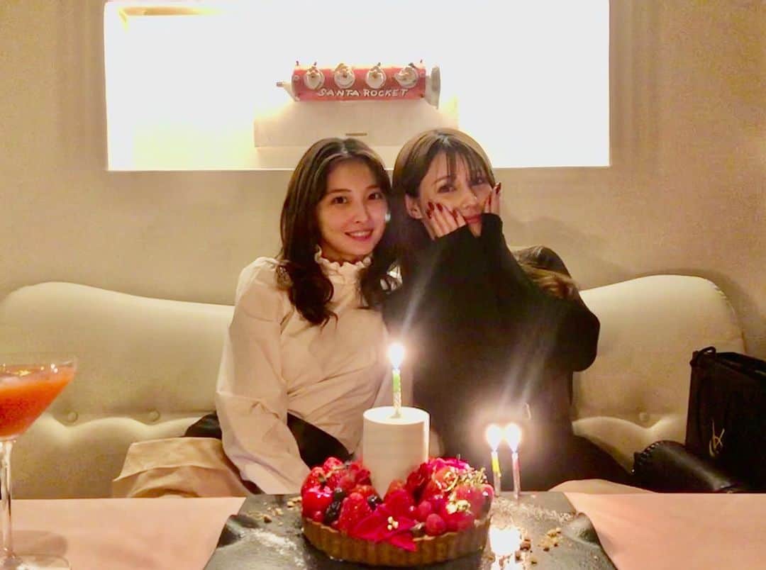 大石絵理のインスタグラム：「強そうに見えて、本当は可愛くてあたたかい大好きな先輩🥰❤️❤️普段黒しか着ないのに白着てた日に可愛いって言ったら次の日も白着てました😂😂💕 @darenogare.akemi」