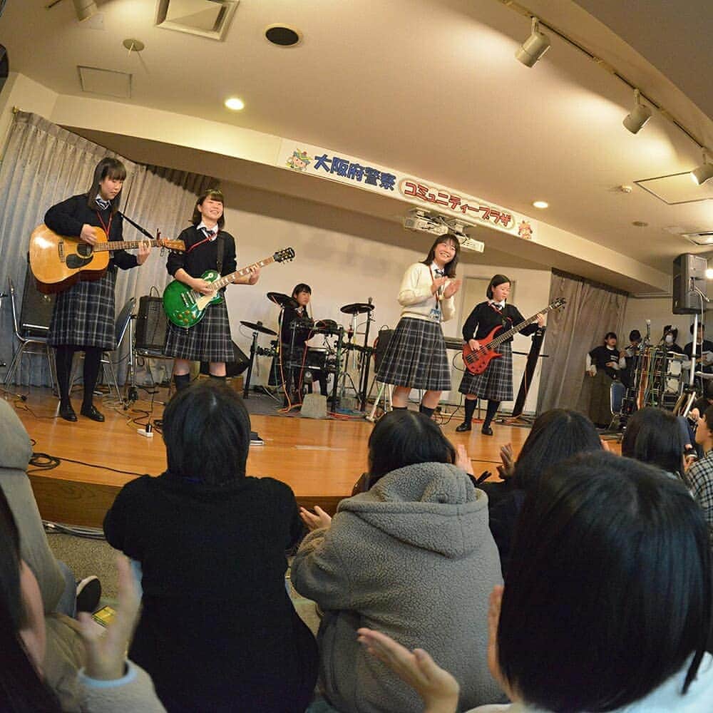 大阪府警察さんのインスタグラム写真 - (大阪府警察Instagram)「【2020 冬の高校生特集！】 令和2年1月18・19日の2日間、曽根崎警察署地下にあるコミュニティープラザにおいて、高等学校軽音学部連盟大阪主催による｢2020 冬の高校生特集！｣を開催しました。 高校生バンドのライブを通じて、各種警察広報を行いました。 #大阪府警察公式#曽根崎警察署地下#コミュニティープラザ#2020 冬の高校生特集！#高等学校軽音学部連盟大阪主催#高校生バンド」2月5日 10時24分 - fukei_koho