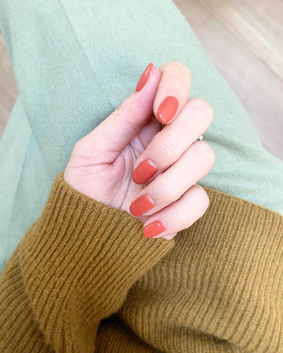 のインスタグラム：「まだまだ寒いですが、春カラーに💅 コーラルピンクに見えますが、合わせる服や光によっては、テラコッタにも見える色 ネイルをベースにコーディネートを組むのも楽しい  今回も、　@balo_nail で フットも同じカラーにしてもらいました いつも、ありがとうございます  #nail #color」