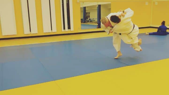 マルティ・マロイのインスタグラム：「I bet @mikeswain71 ( #Olympic bronze medalist and America's 1st #WorldChampion in #judo) that he couldn't teach a combination throw in under 1 minute. Did he #SLAY or #NAY? LIKE♥️ to let me know you wanna see more vids from Sensei Swain! 🙌💪 . #kosoto #osoto」