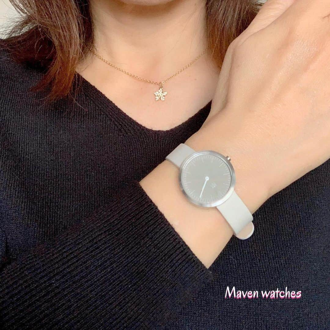 hirokoさんのインスタグラム写真 - (hirokoInstagram)「🌱2020.2.5（水）﻿ ✽.｡.:*・ﾟ #maven﻿ ﻿ 本日紹介する素敵な#腕時計 は...﻿ @mavenjapan #マベン から新しく登場した﻿ 28mmフェイスの新シリーズ「MINIMALIST」 数字のインデックスを文字盤から除くことで﻿ よりミニマルな印象に...﻿ ナチュラルなカラー 小ぶりなサイズながら﻿ シャープ過ぎない印象に... カジュアルからフェミニンなアイテムとの相性もバッチリ👍﻿ ﻿ 私がチョイスしたのは﻿ 28mmフェイスのスモークグリーンに﻿ オフホワイトのベルト（ベルト幅12mm）です﻿ オールシーズン使えそうですね〜﻿ ﻿ ﻿ 小ぶりの腕時計をお探しの方﻿ お気に入りが見つかるかも〜﻿ 早速チェックしてみて👉🏻 @mavenjapan﻿ ﻿ お気に入りの腕時計が見つかったら﻿ クーポンコードを使ってゲットしちゃおう👍﻿ ﻿ 10％OFFクーポンコード﻿ ✔︎クーポンコード：hirop201﻿ ﻿ ﻿ ﻿ .........The end ⌚︎﻿ #マベンウォッチズ #mavenwatches #ウォッチ #時計 #おしゃれアイテム #ファッション #暮らしのアイテム #カジュアルアイテム #大人カジュアル #おしゃれ #instgood #Watches #クーポンコード ﻿ ・﻿ ﻿ ﻿」2月5日 11時15分 - hiropon0201